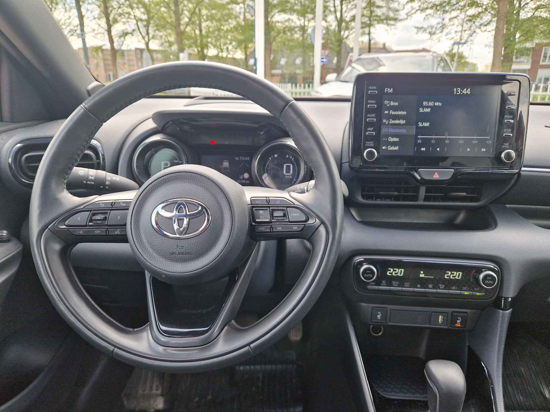 Toyota Yaris 1.5 Hybrid Bi-Tone Head-Up display, 17inch velgen, Lederen bekleding , All-in Rijklaarprijs - 12/23