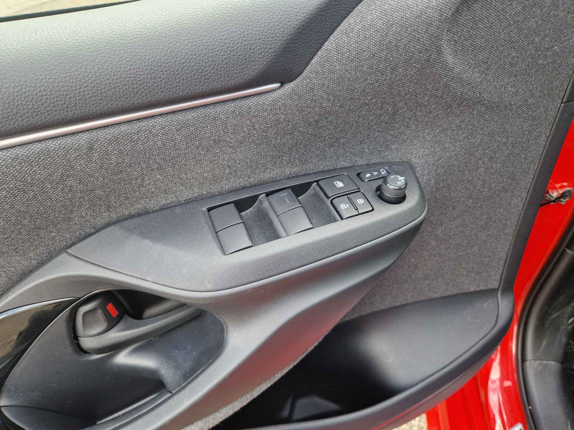 Toyota Yaris 1.5 Hybrid Bi-Tone Head-Up display, 17inch velgen, Lederen bekleding , All-in Rijklaarprijs - 14/23