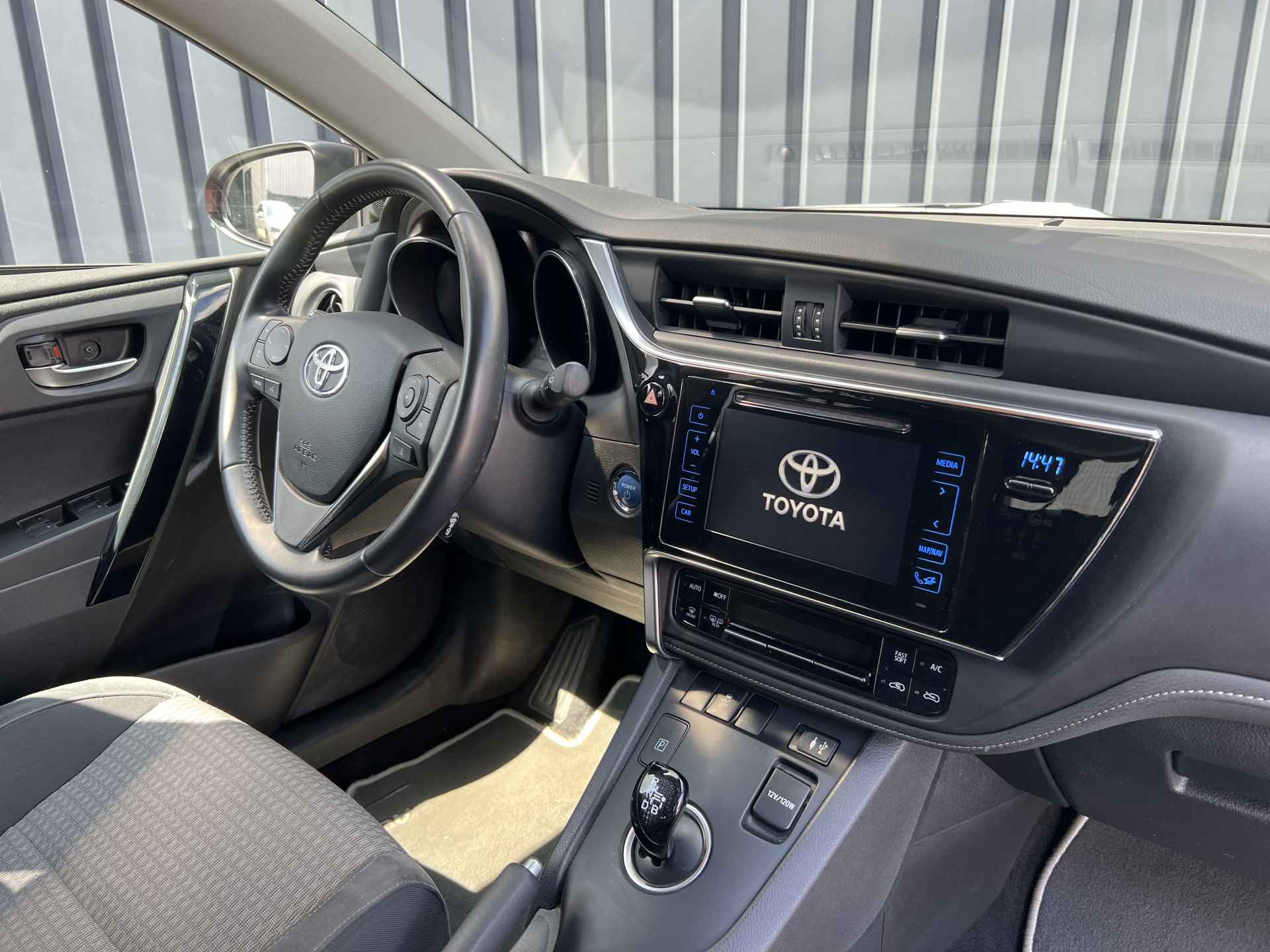 Toyota Auris 1.8 Hybrid Bi tone | Navigatie | Originele velgen+winterbanden | Rijklaar!!! - 16/35
