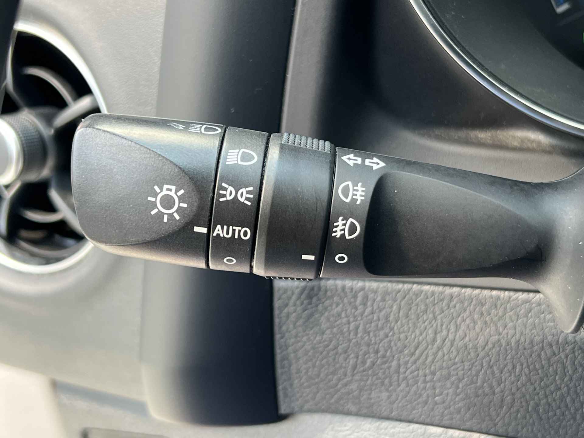 Toyota Auris 1.8 Hybrid Bi tone | Navigatie | Originele velgen+winterbanden | Rijklaar!!! - 23/35
