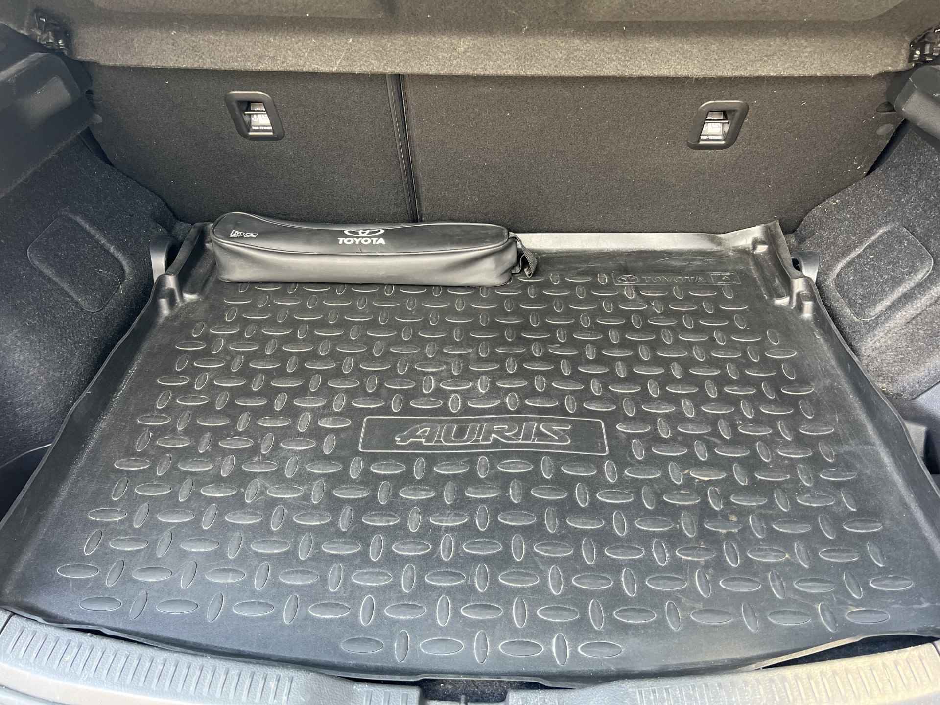 Toyota Auris 1.8 Hybrid Bi tone | Navigatie | Originele velgen+winterbanden | Rijklaar!!! - 34/35