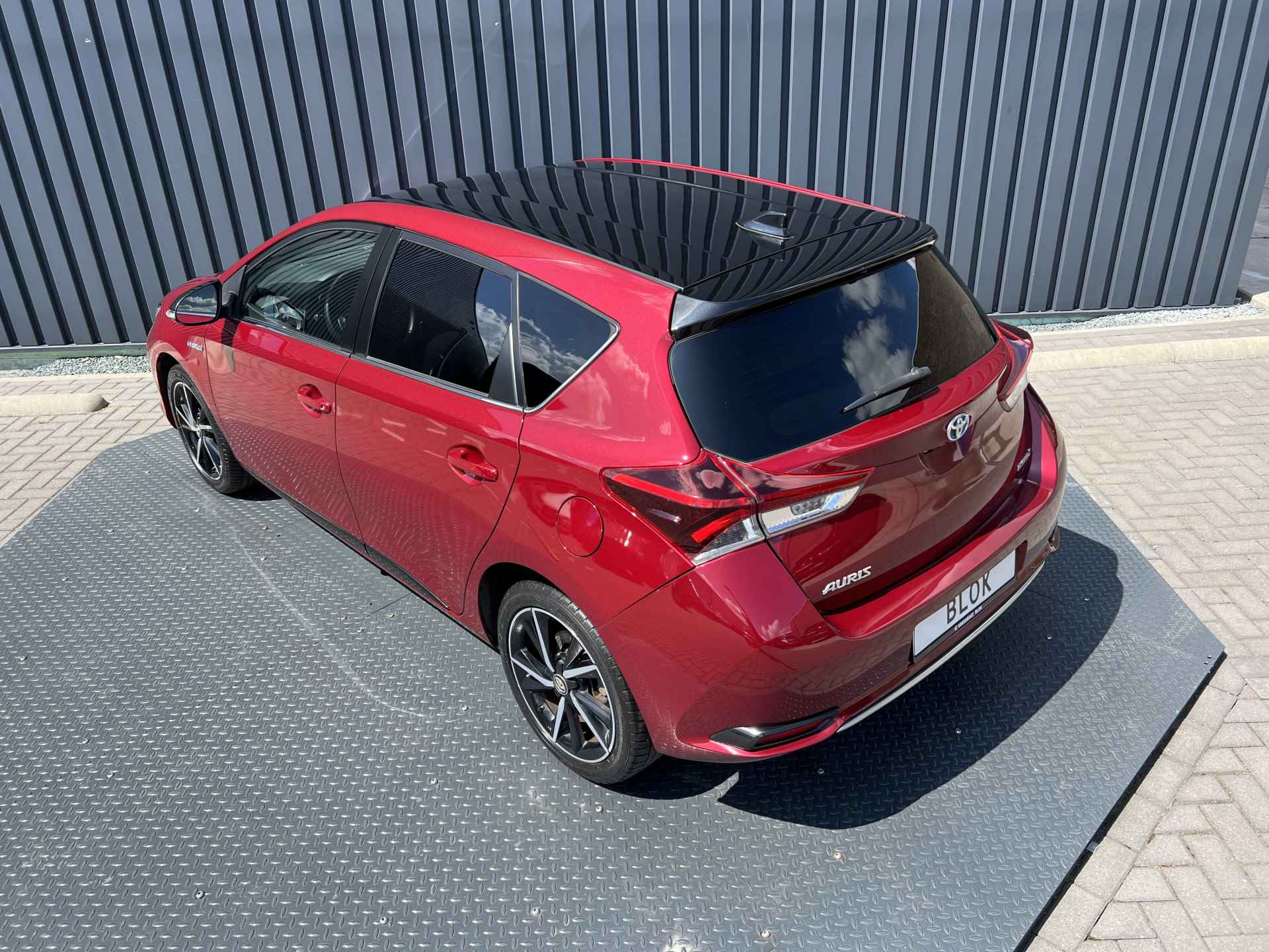 Toyota Auris 1.8 Hybrid Bi tone | Navigatie | Originele velgen+winterbanden | Rijklaar!!! - 13/35