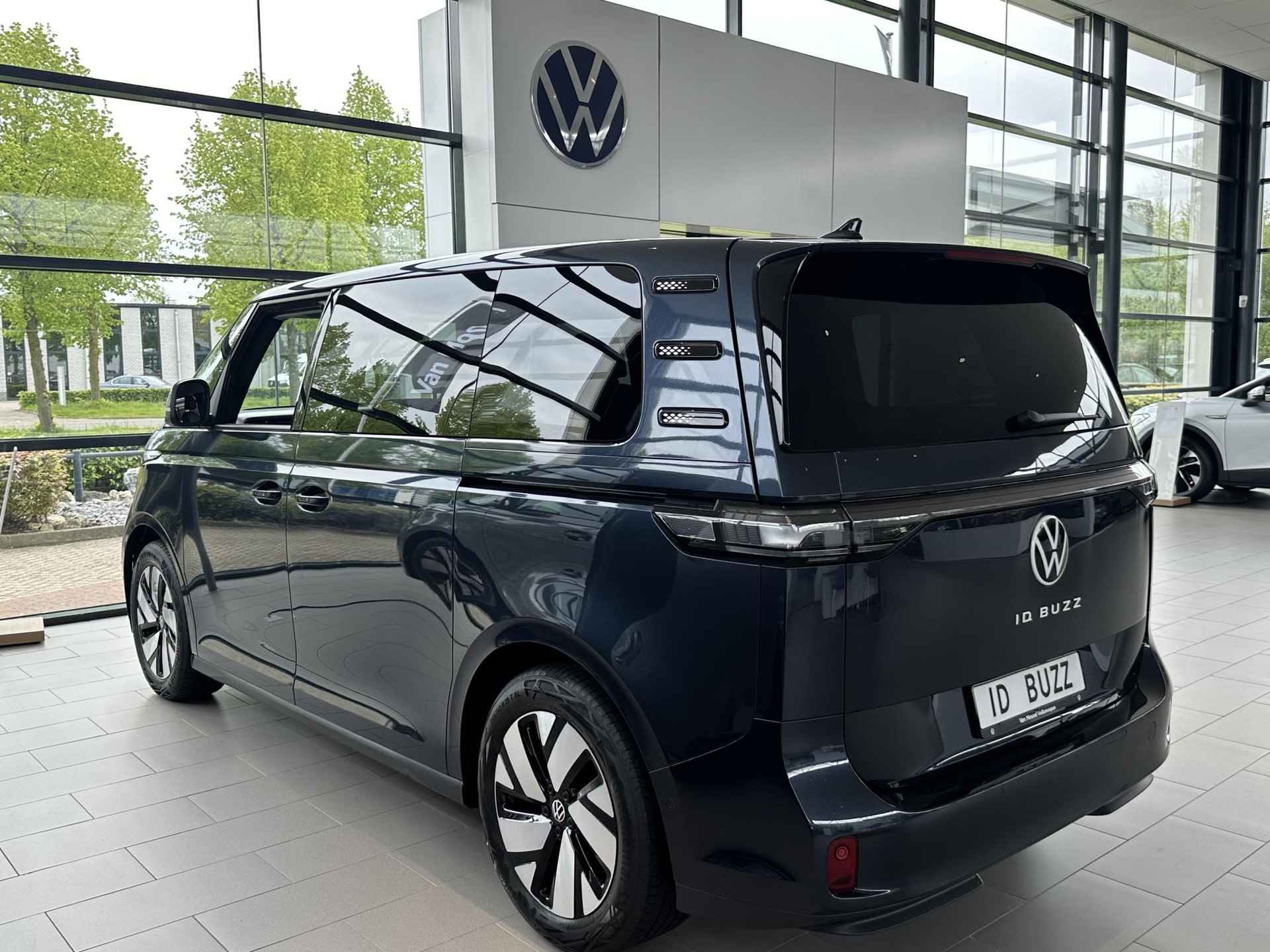 Volkswagen ID. Buzz Pro Advantage 77kWh | Achteruitrijcamera | Navigatie | Verwarmbare voorstoelen | Parkeersensoren | Verwarmbaar stuurwiel | - 2/13