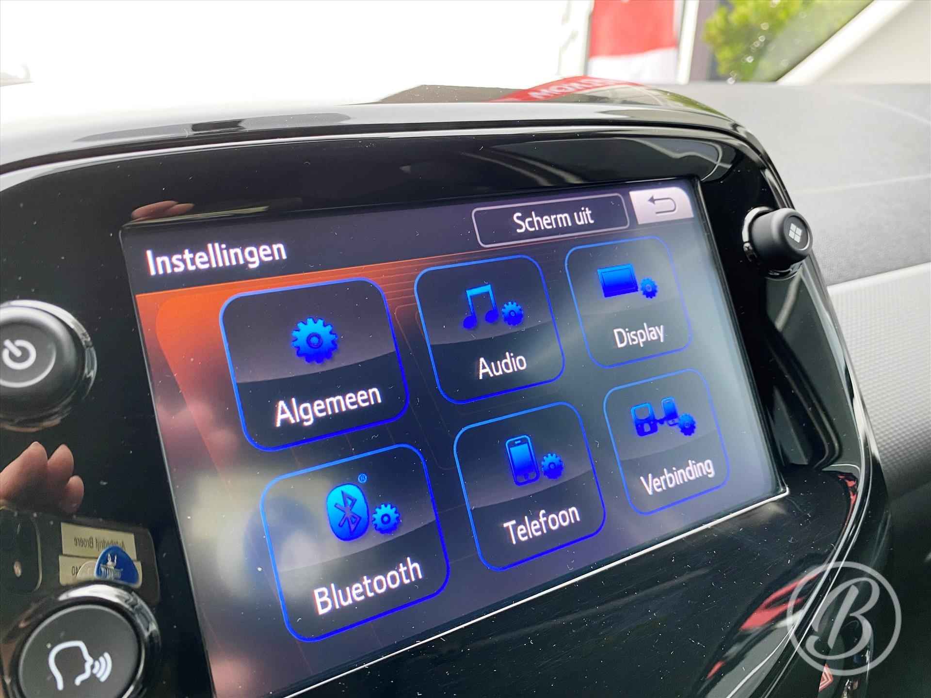 Peugeot 108 1.0 e-VTi 72pk 5D Allure | keyless, climate control, touchscreen audio met apple carplay en android auto, 15 inch velgen, camera, DAB-tuner - 34/55