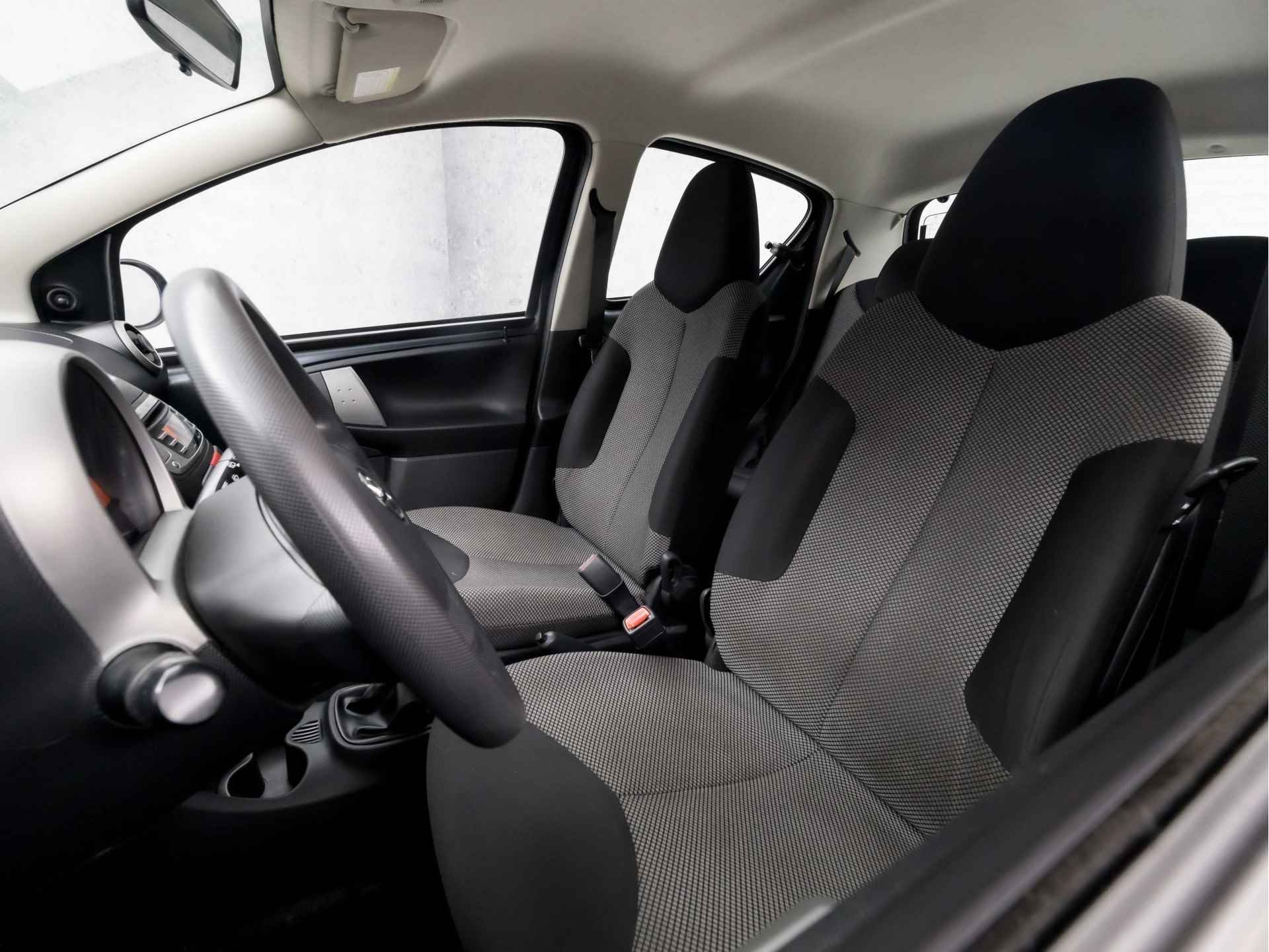 Toyota Aygo 1.0 VVT-i Comfort Sport (AIRCO, 5 DEURS, ELEK RAMEN, SPORTSTOELEN, NIEUWE APK, NIEUWSTAAT) - 13/32