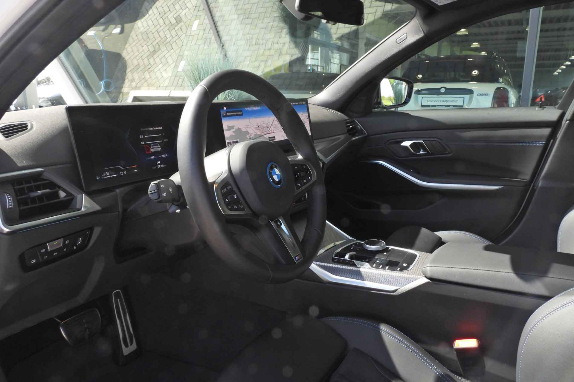 BMW 3-serie 320e High Executive M Sport Automaat / Schuif-kanteldak / Sportstoelen / Adaptieve LED / Adaptief M Onderstel / Active Cruise Control / Parking Assistant Plus - 19/40