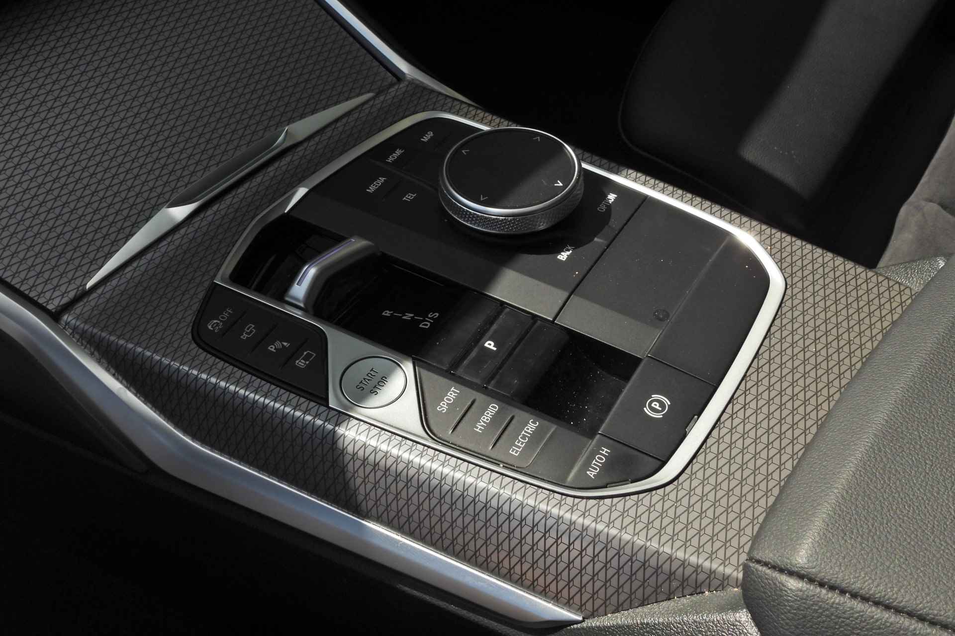 BMW 3-serie 320e High Executive M Sport Automaat / Schuif-kanteldak / Sportstoelen / Adaptieve LED / Adaptief M Onderstel / Active Cruise Control / Parking Assistant Plus - 18/40