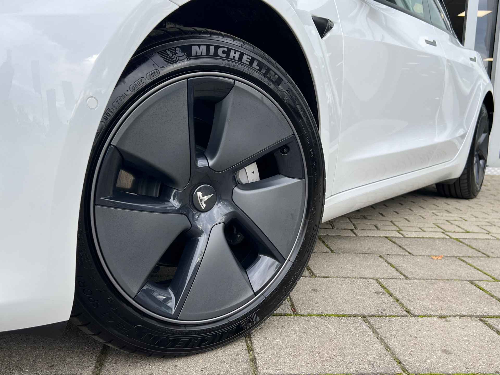 Tesla Model 3 Standard RWD Plus |Camera| Keyles| €1000 Subsidie |  Info Jeroen: 0492-588 980 - 11/26