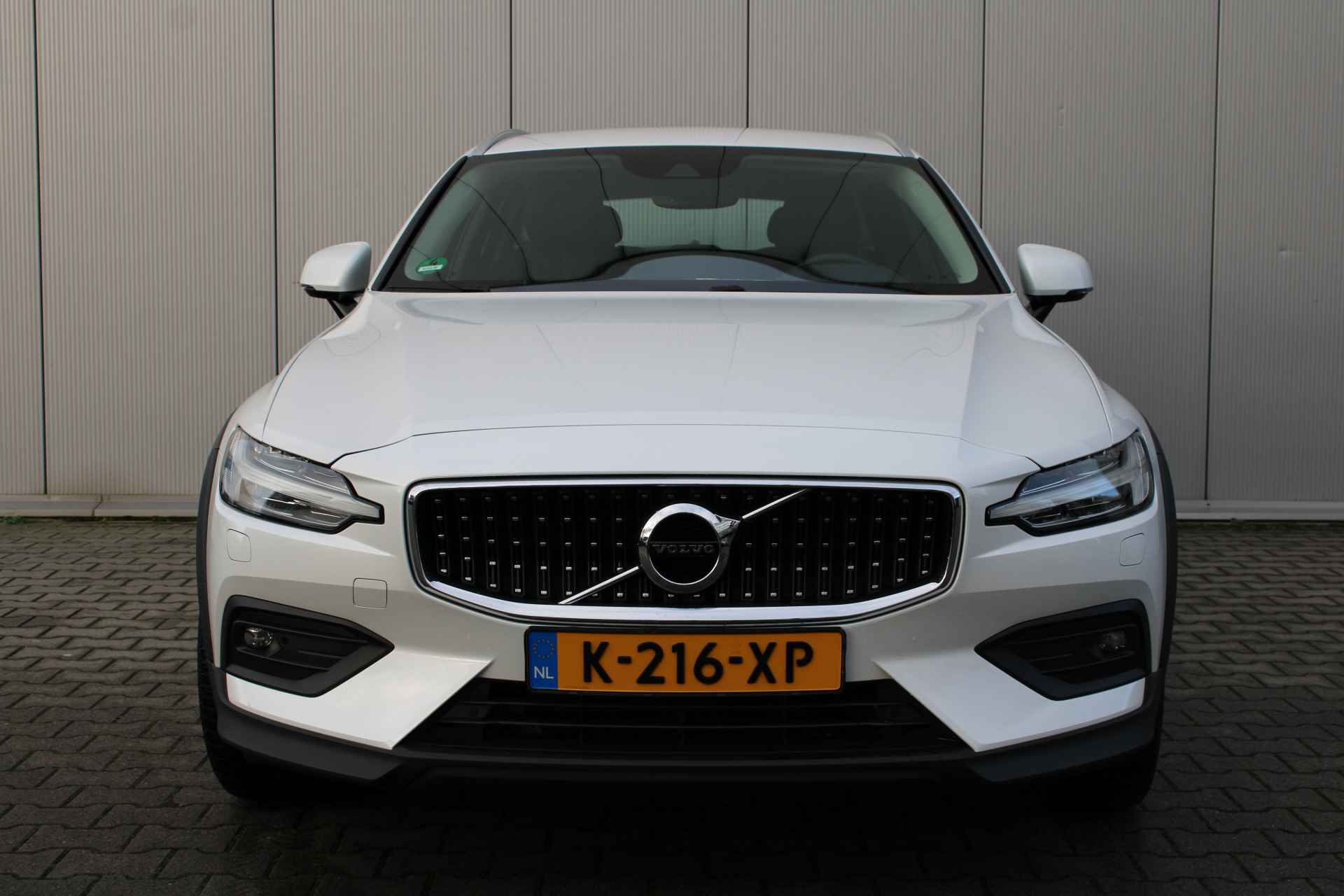 Volvo V60 Cross Country B5 AWD Pro | Trekhaak | Full LED | Blis - 4/38