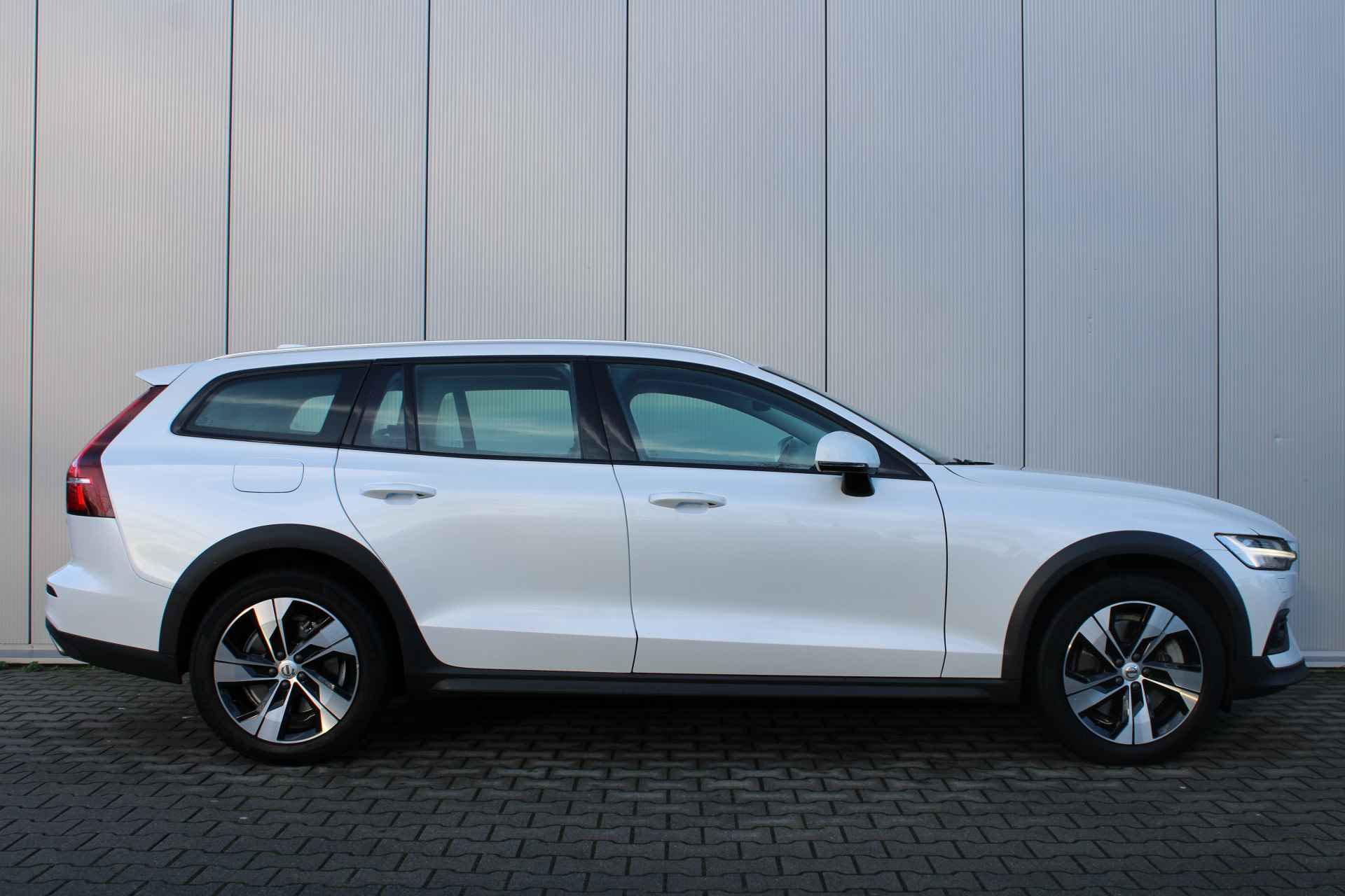 Volvo V60 Cross Country B5 AWD Pro | Trekhaak | Full LED | Blis - 5/38