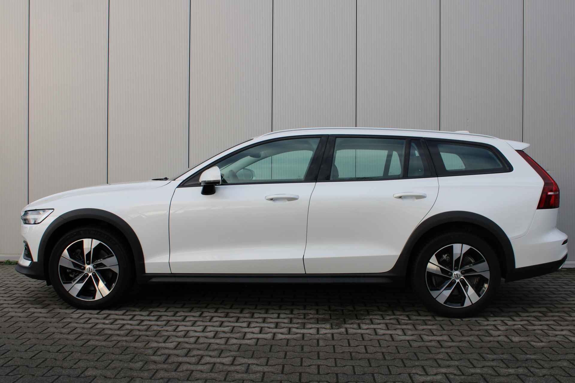 Volvo V60 Cross Country B5 AWD Pro | Trekhaak | Full LED | Blis - 6/38