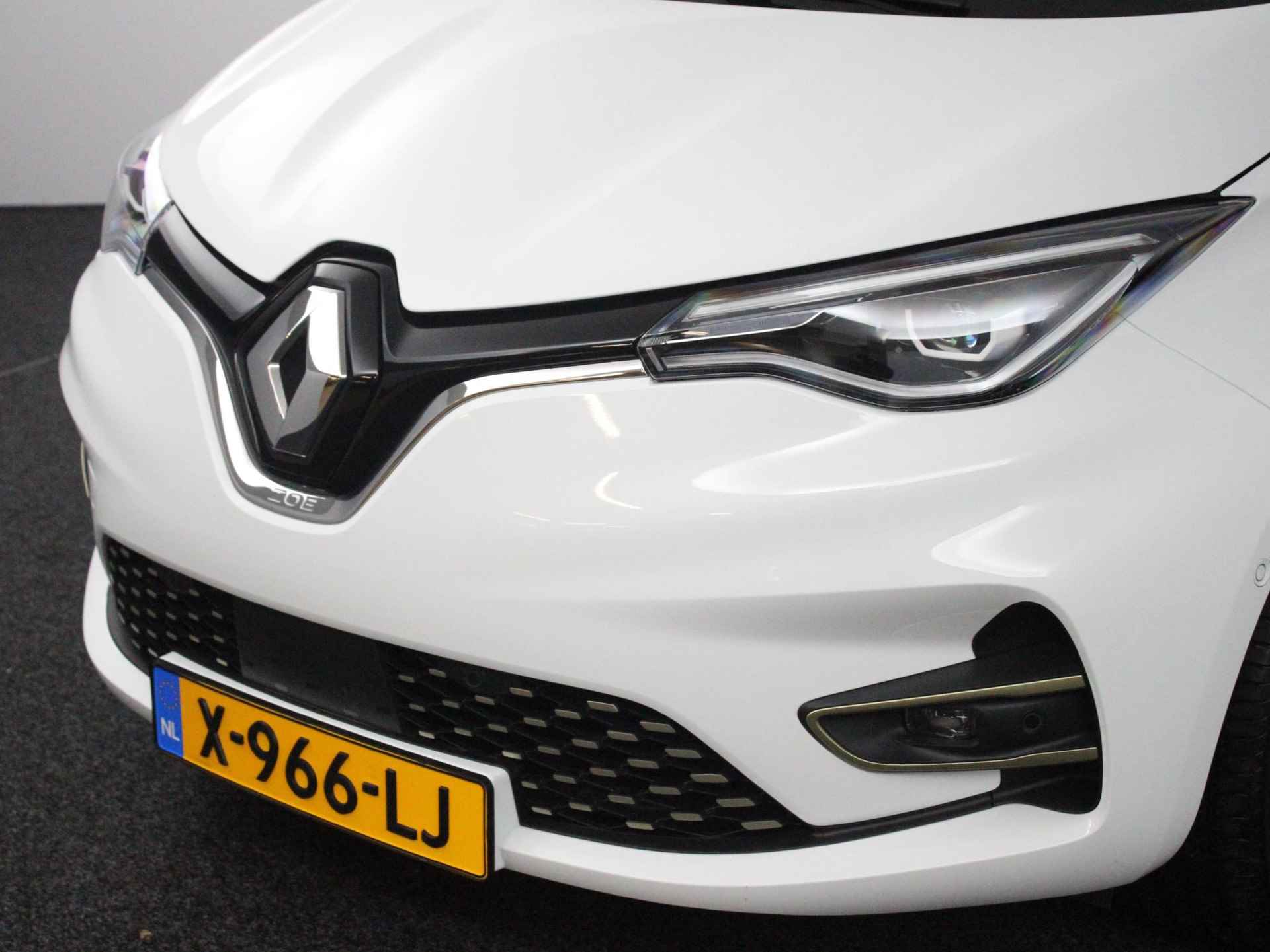 Renault ZOE R135 Iconic 52 kWh (Koopaccu) | Navi 9,3" | Clima | Cruise | Pack Winter | LM velgen 17" | PDC V+A + Camera | Apple Carplay/Android Auto - 16/42