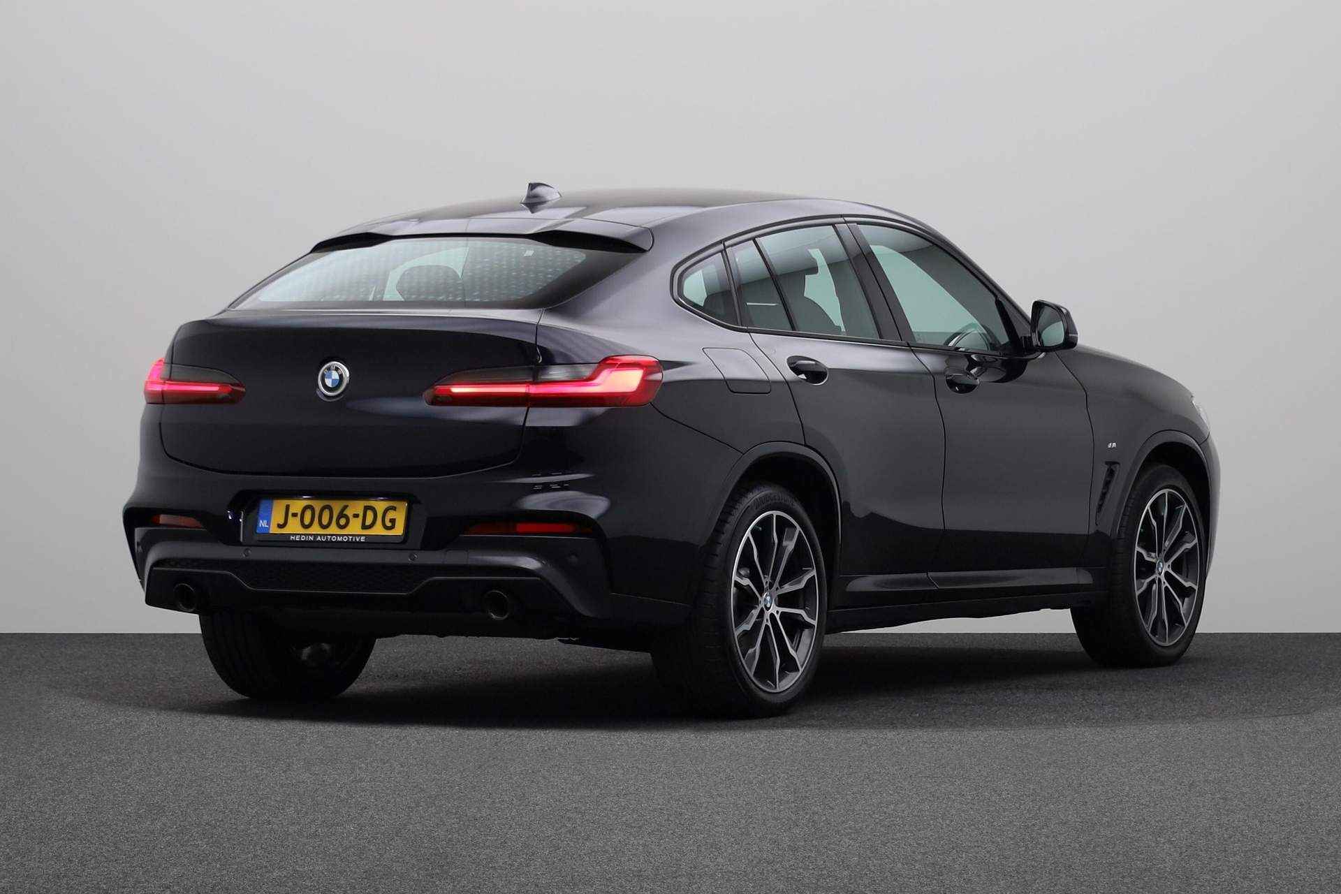 BMW X4 xDrive20i High Executive Edition | Model M Sport | Stuurwielrand verwarmd | High-beam assistant | BMW Head-Up Display | Harman Kardon Surround Sound Systeem | Comfort telefoonvoorbereiding met draadloze oplaadmogelijkheid | - 2/25