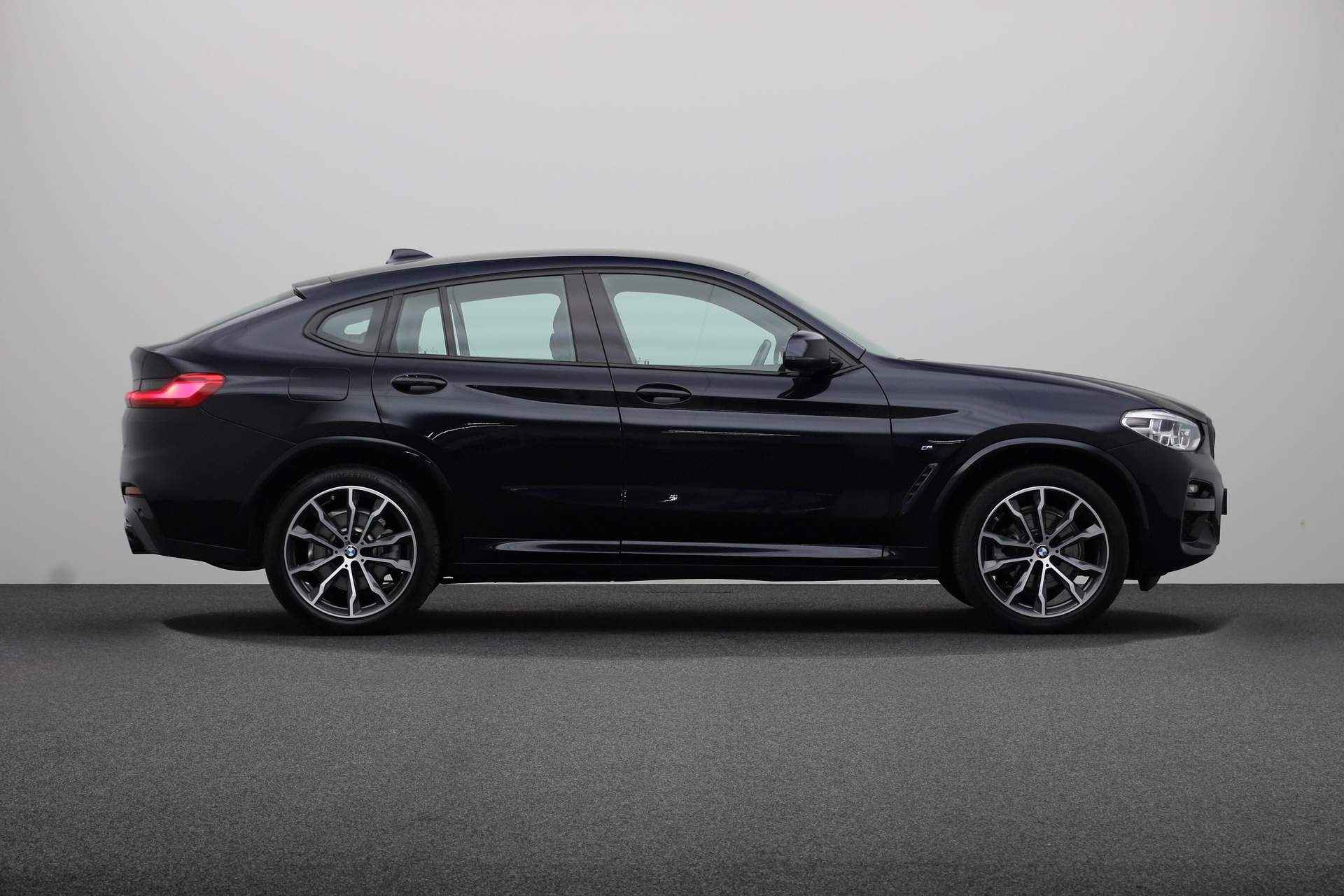 BMW X4 xDrive20i High Executive Edition | Model M Sport | Stuurwielrand verwarmd | High-beam assistant | BMW Head-Up Display | Harman Kardon Surround Sound Systeem | Comfort telefoonvoorbereiding met draadloze oplaadmogelijkheid | - 10/25