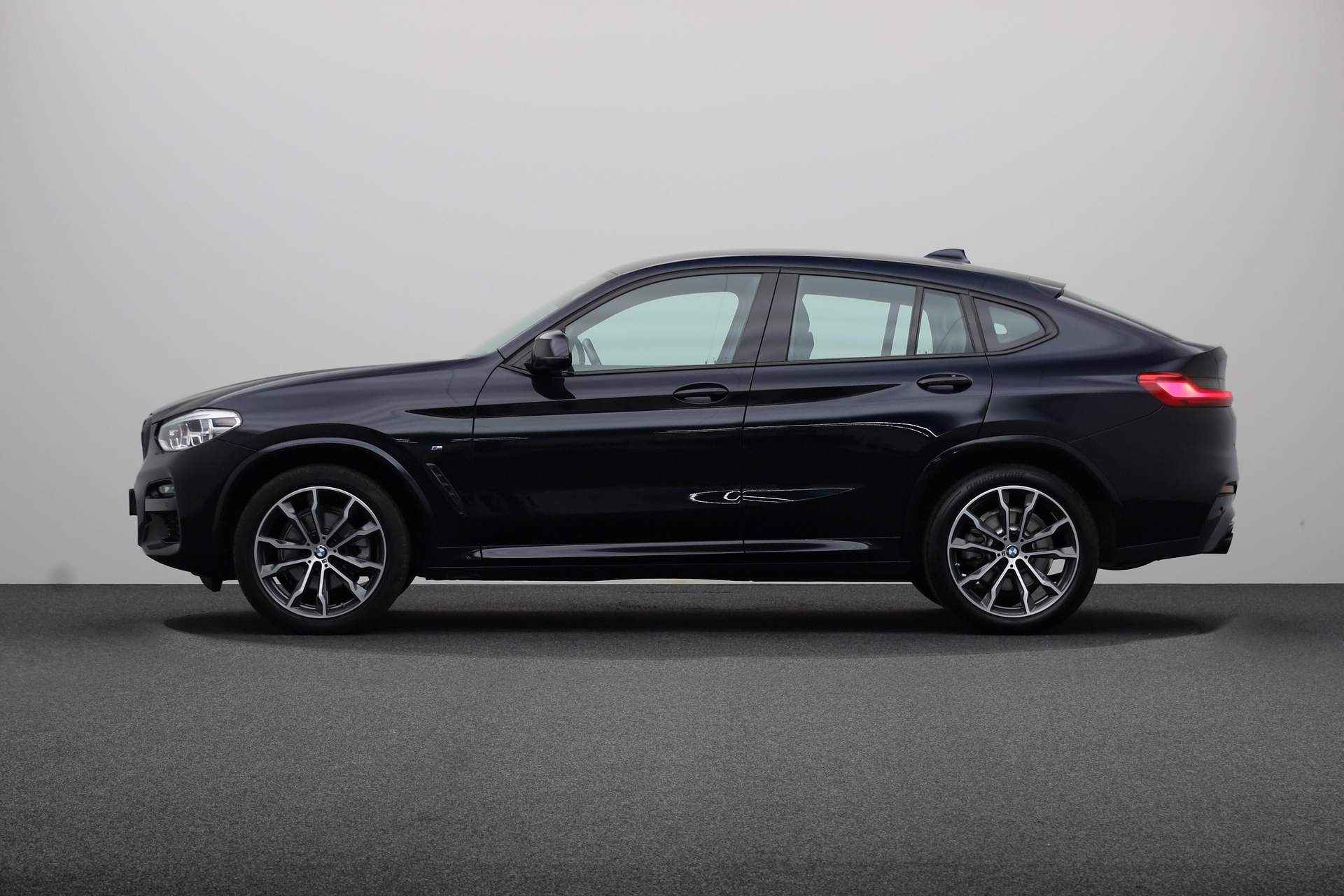 BMW X4 xDrive20i High Executive Edition | Model M Sport | Stuurwielrand verwarmd | High-beam assistant | BMW Head-Up Display | Harman Kardon Surround Sound Systeem | Comfort telefoonvoorbereiding met draadloze oplaadmogelijkheid | - 12/25