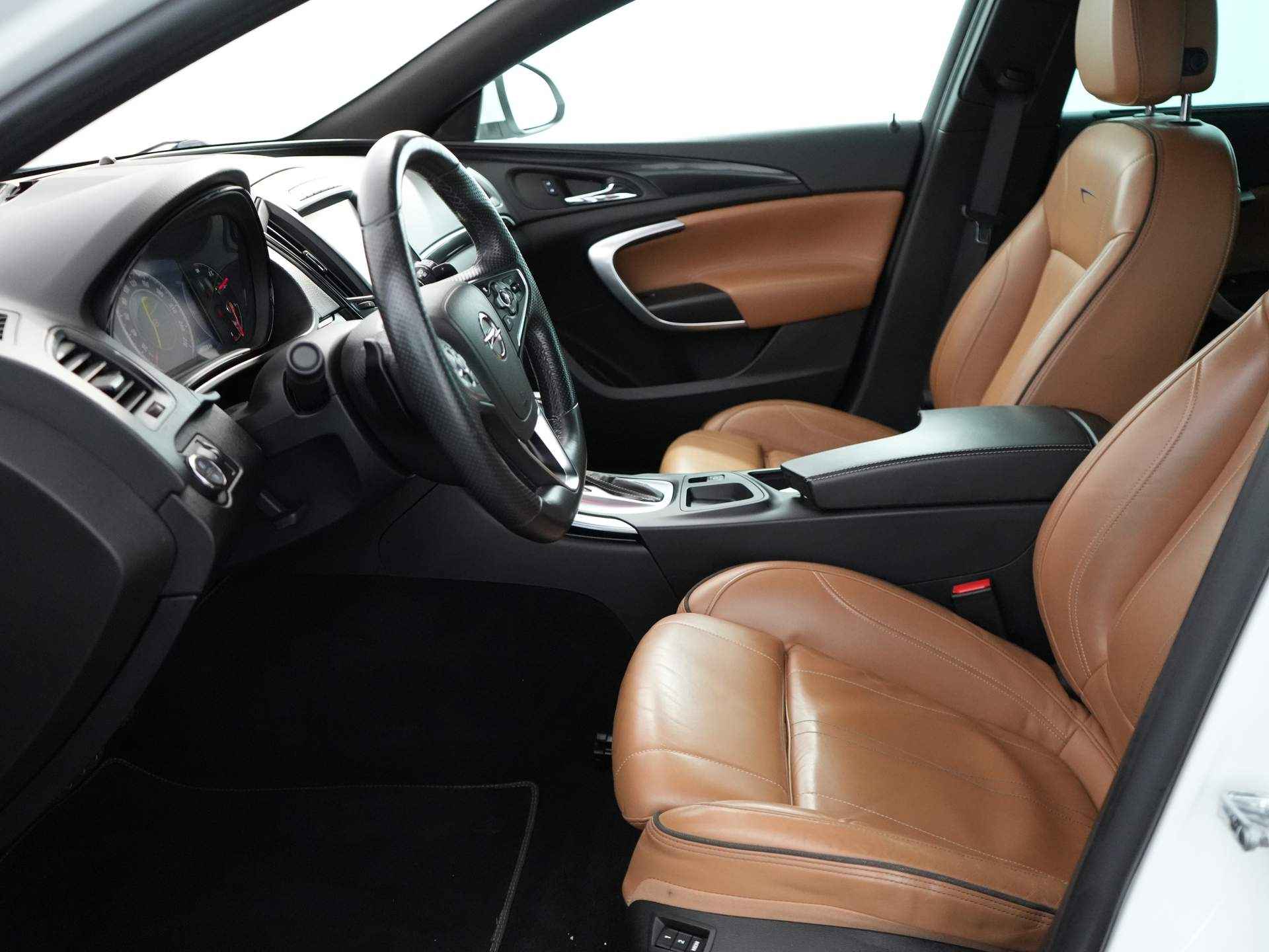 Opel Insignia Sports Tourer 2.0 T Cosmo 4x4 | Cruise Control | Leder | Parkeersensoren voor/achter | Panorama dak | - 10/46