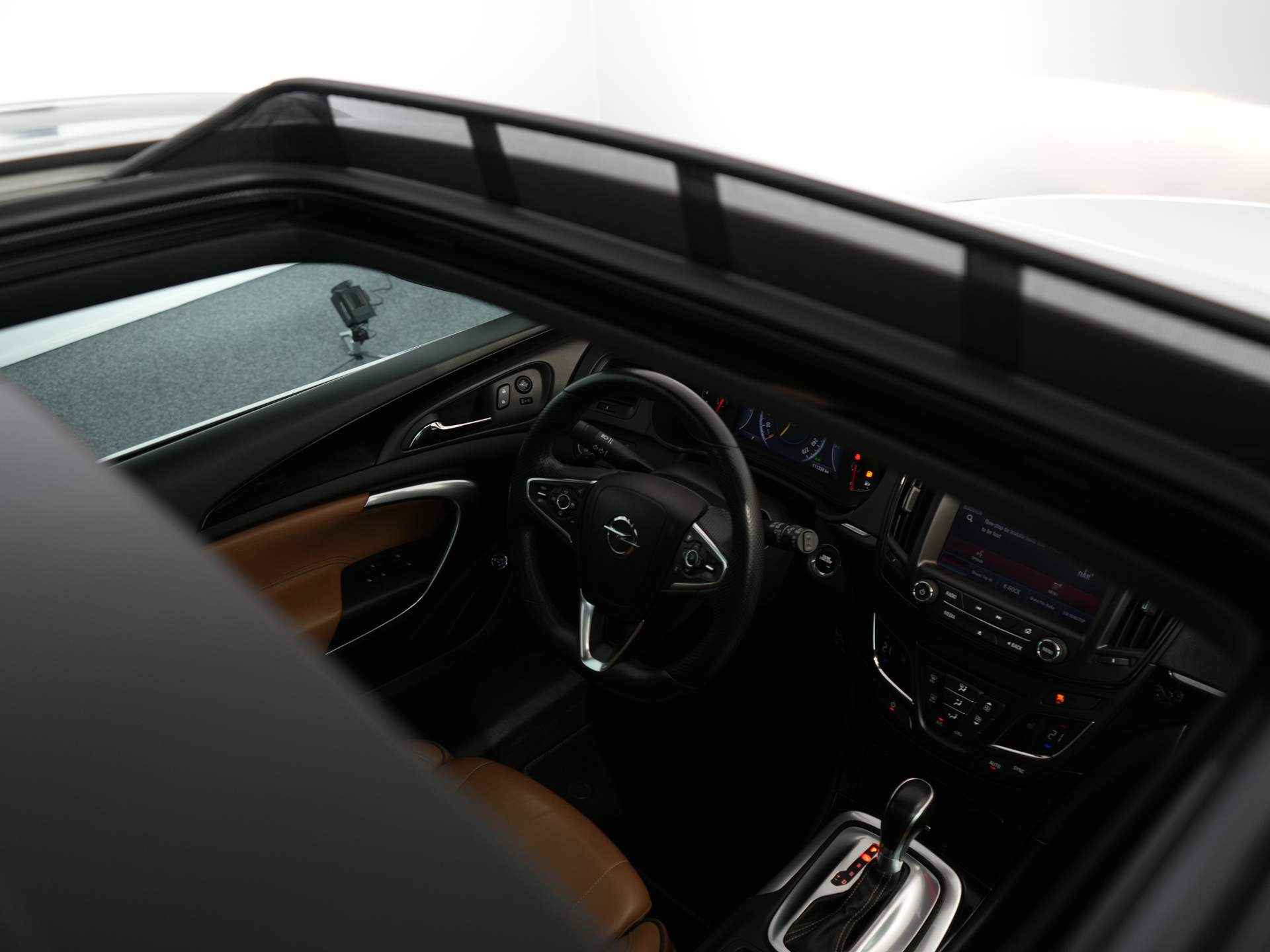 Opel Insignia Sports Tourer 2.0 T Cosmo 4x4 | Cruise Control | Leder | Parkeersensoren voor/achter | Panorama dak | - 15/46