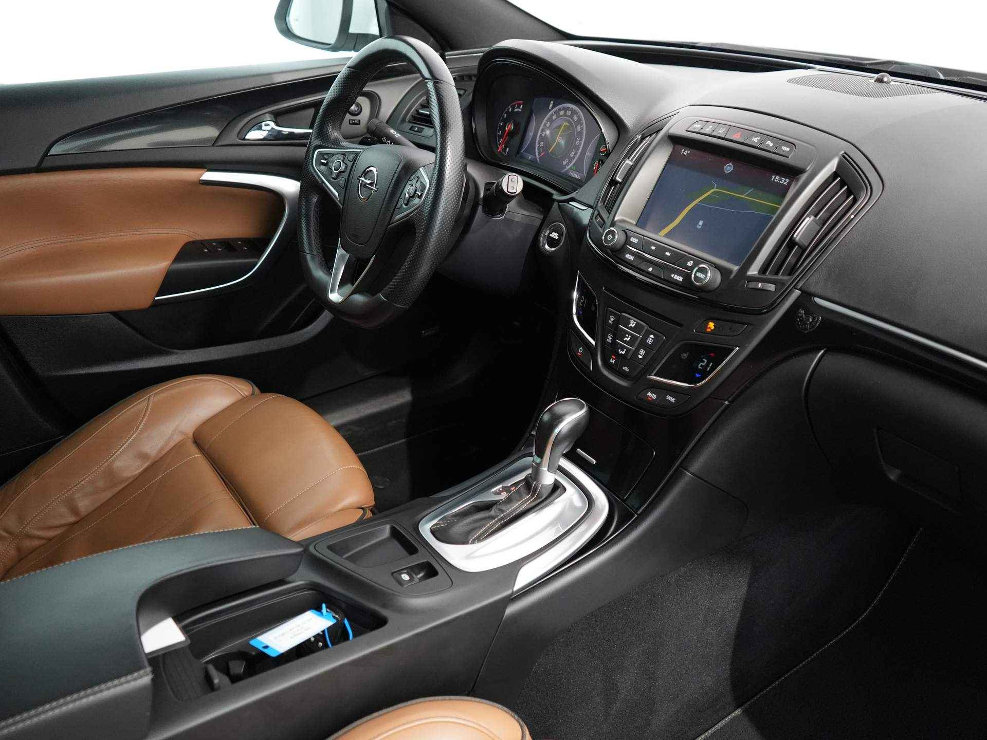 Opel Insignia Sports Tourer 2.0 T Cosmo 4x4 | Cruise Control | Leder | Parkeersensoren voor/achter | Panorama dak | - 22/46