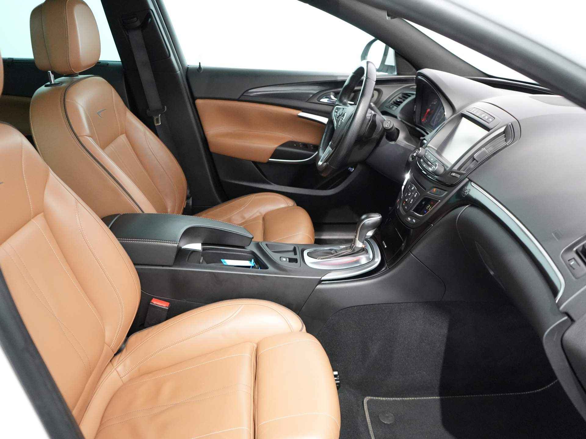 Opel Insignia Sports Tourer 2.0 T Cosmo 4x4 | Cruise Control | Leder | Parkeersensoren voor/achter | Panorama dak | - 23/46