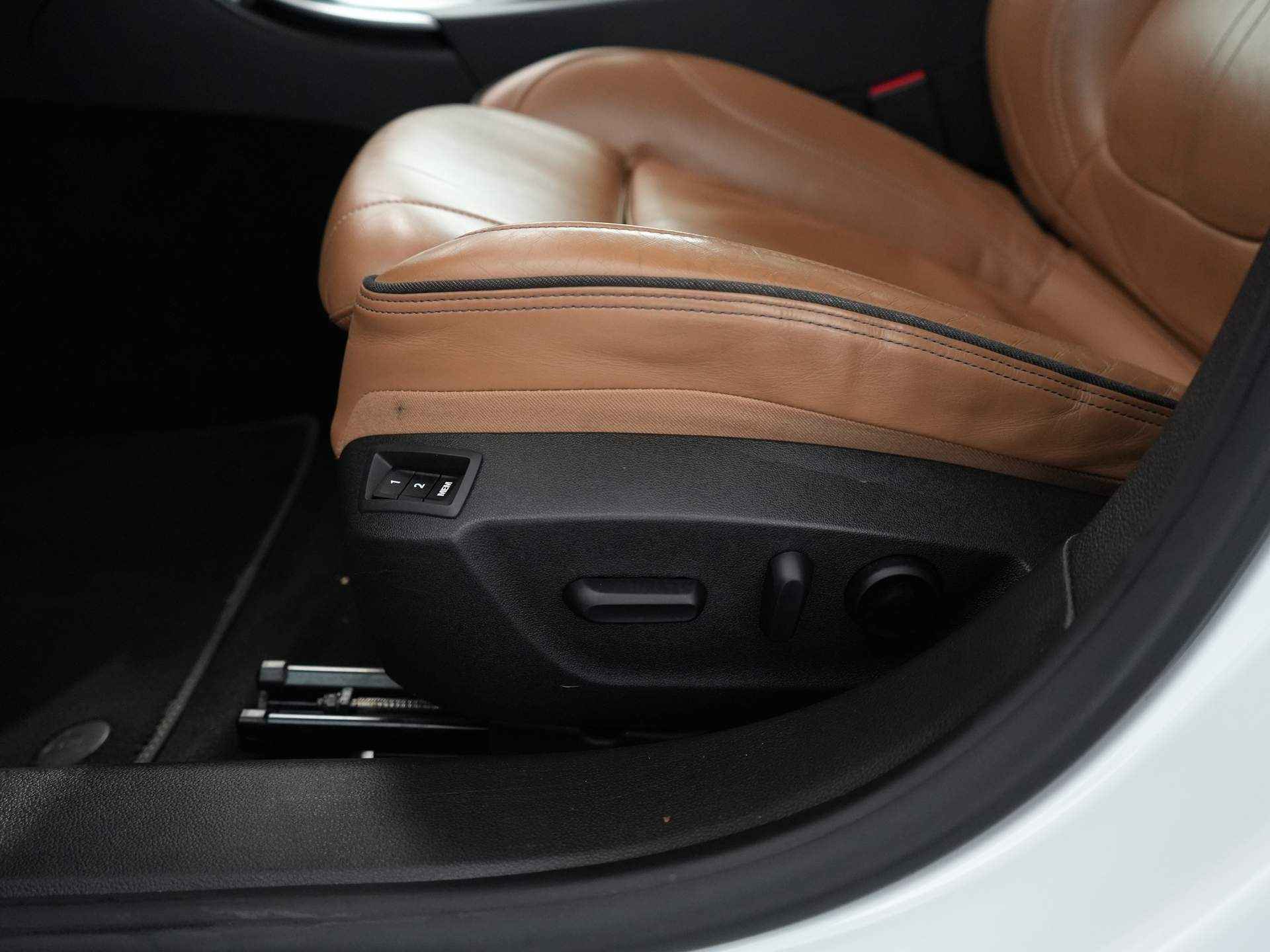 Opel Insignia Sports Tourer 2.0 T Cosmo 4x4 | Cruise Control | Leder | Parkeersensoren voor/achter | Panorama dak | - 24/46