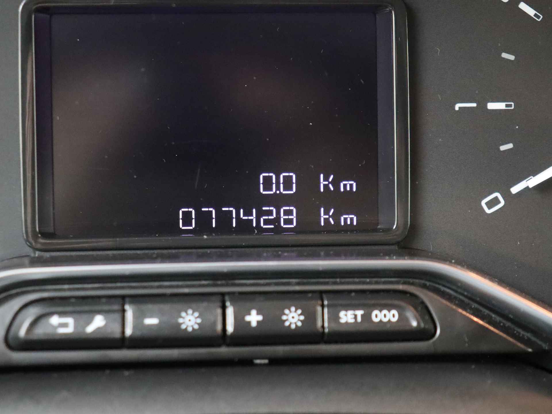 Citroën C3 Aircross 1.2 PureTech Shine 130 pk Automaat | Navigatie | Climate Control | Parkeer hulp - 9/33