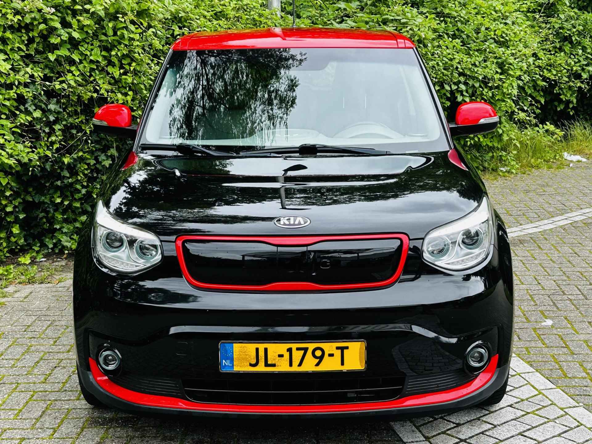 Kia Soul EV ExecutiveLine 27 kWh Navi , camera , climate , cruise , tel , usb . LET OP AKTIERADIUS MAAR 65 KM , DAAROM DEZE SCHERPE PRIJS - 3/27