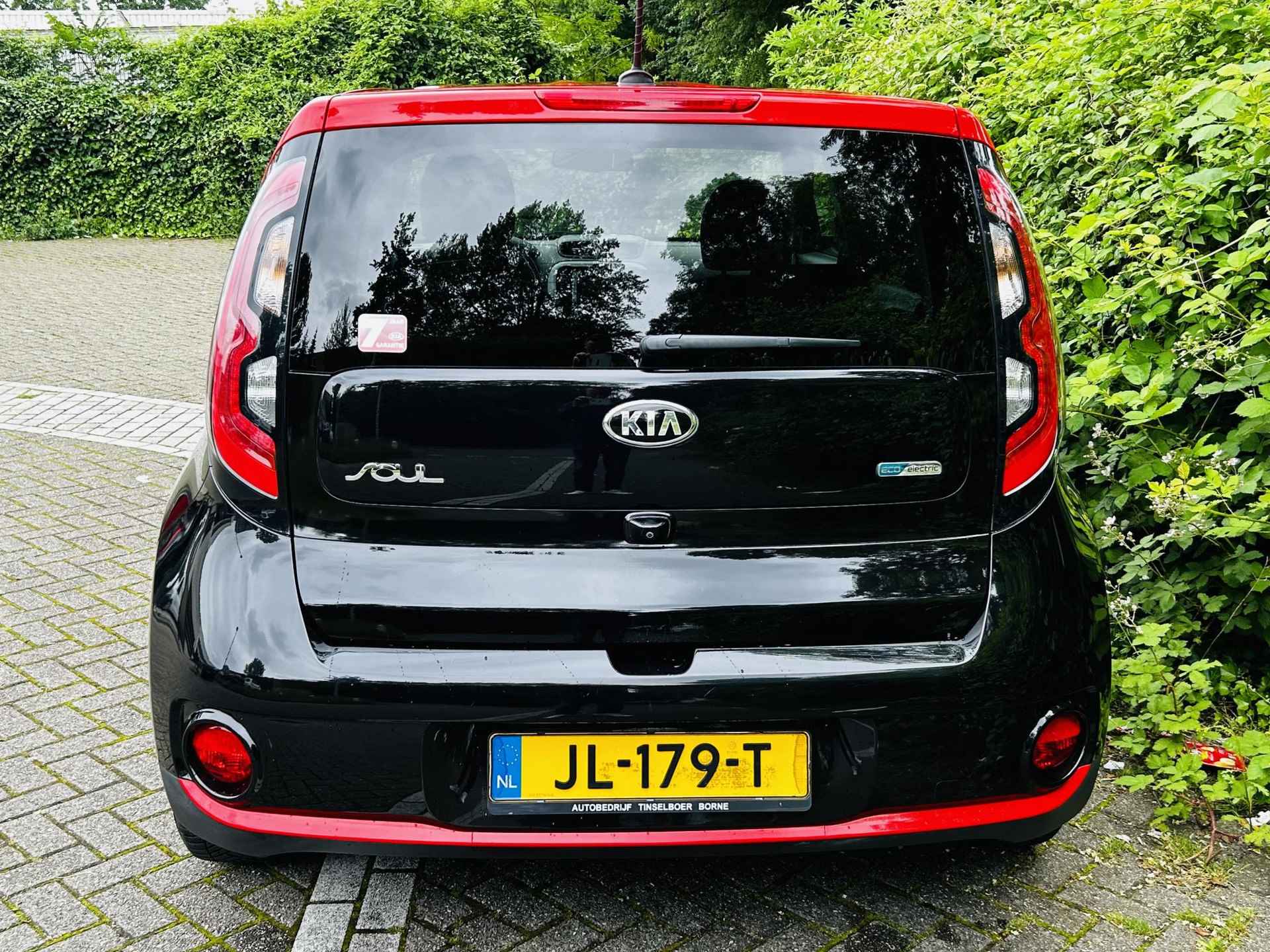 Kia Soul EV ExecutiveLine 27 kWh Navi , camera , climate , cruise , tel , usb . LET OP AKTIERADIUS MAAR 65 KM , DAAROM DEZE SCHERPE PRIJS - 4/27