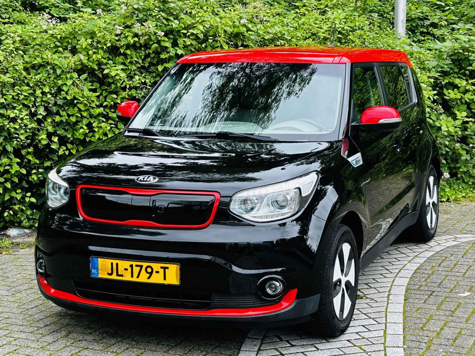 Kia Soul EV ExecutiveLine 27 kWh Navi , camera , climate , cruise , tel , usb . LET OP AKTIERADIUS MAAR 65 KM , DAAROM DEZE SCHERPE PRIJS - 22/27