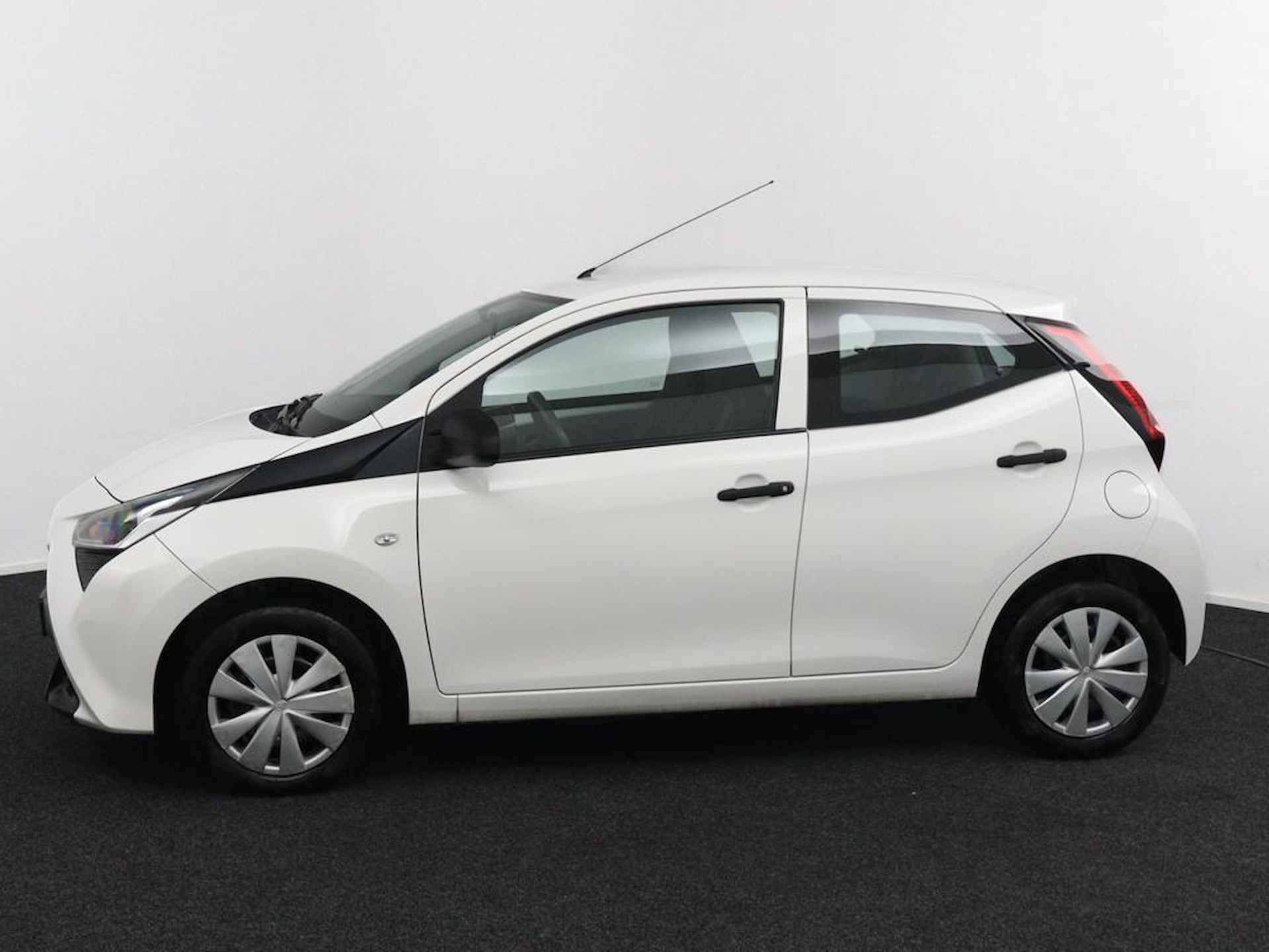 Toyota Aygo 1.0 VVT-i x-fun | Airco | Bluetooth | - 6/40