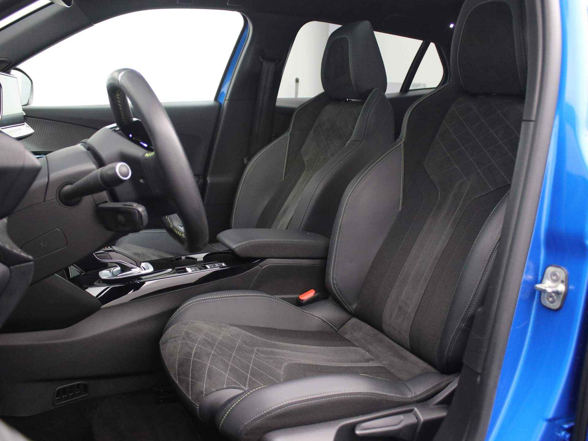 Peugeot e-2008 EV GT Pack 50 kWh | Panorama dak | Camera | Navigatie | Parkeersensoren Voor + Achter | LED | DAB | Alcantara/Leer | Virtual Dashboard | Apple/Android Carplay - 9/39