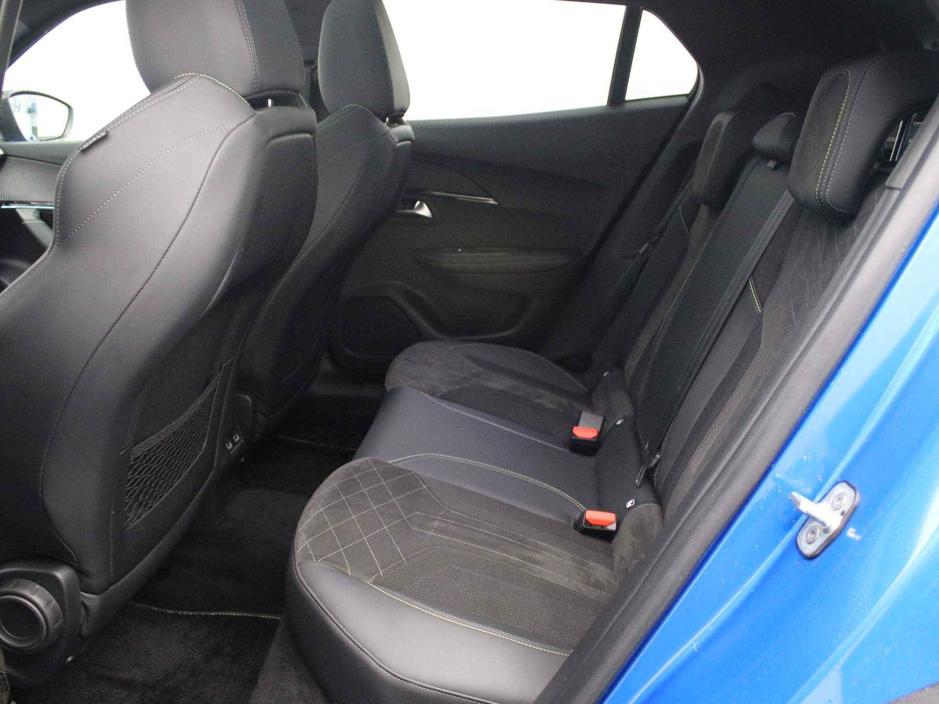 Peugeot e-2008 EV GT Pack 50 kWh | Panorama dak | Camera | Navigatie | Parkeersensoren Voor + Achter | LED | DAB | Alcantara/Leer | Virtual Dashboard | Apple/Android Carplay - 10/39