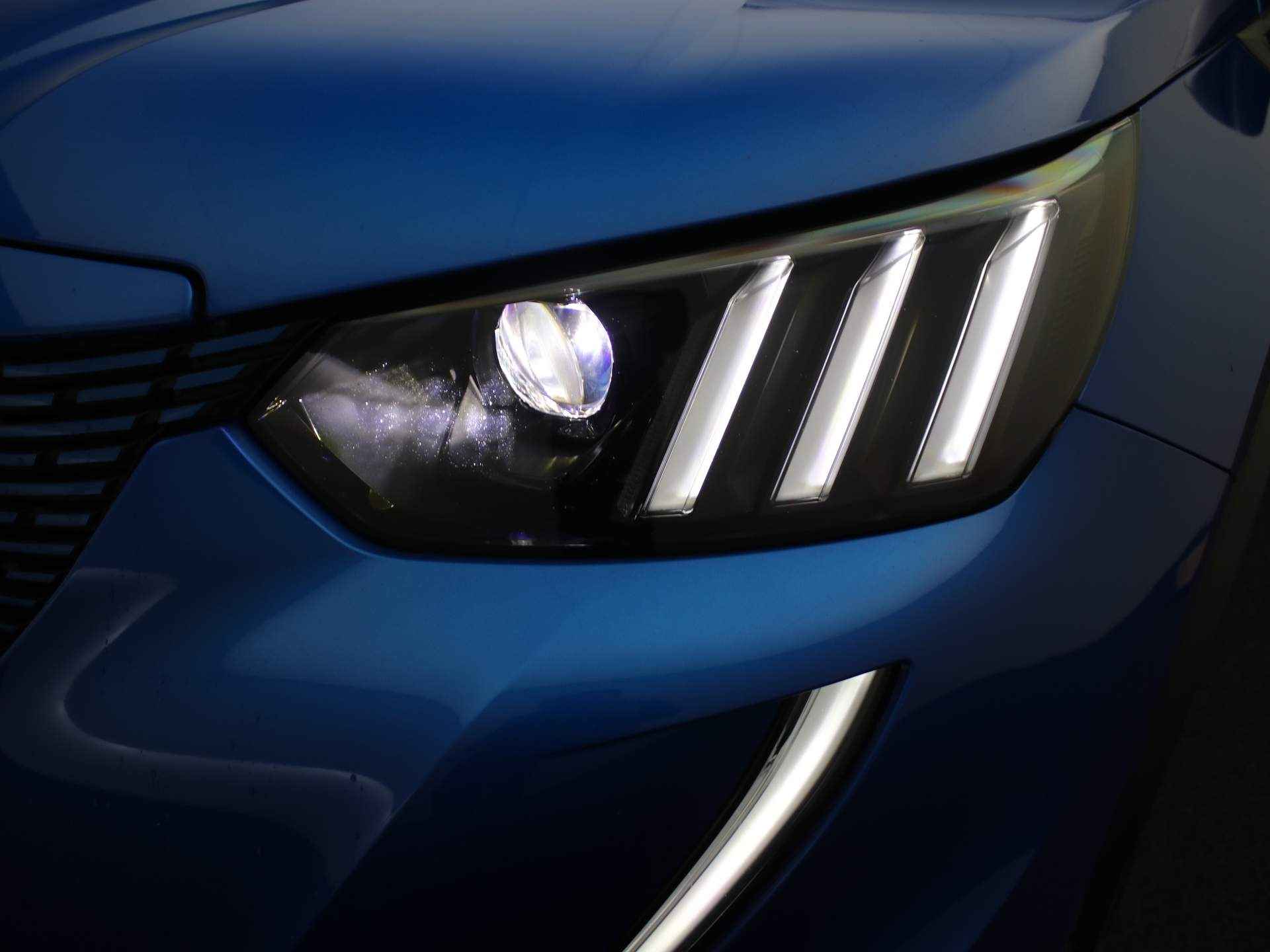 Peugeot e-2008 EV GT Pack 50 kWh | Panorama dak | Camera | Navigatie | Parkeersensoren Voor + Achter | LED | DAB | Alcantara/Leer | Virtual Dashboard | Apple/Android Carplay - 11/39