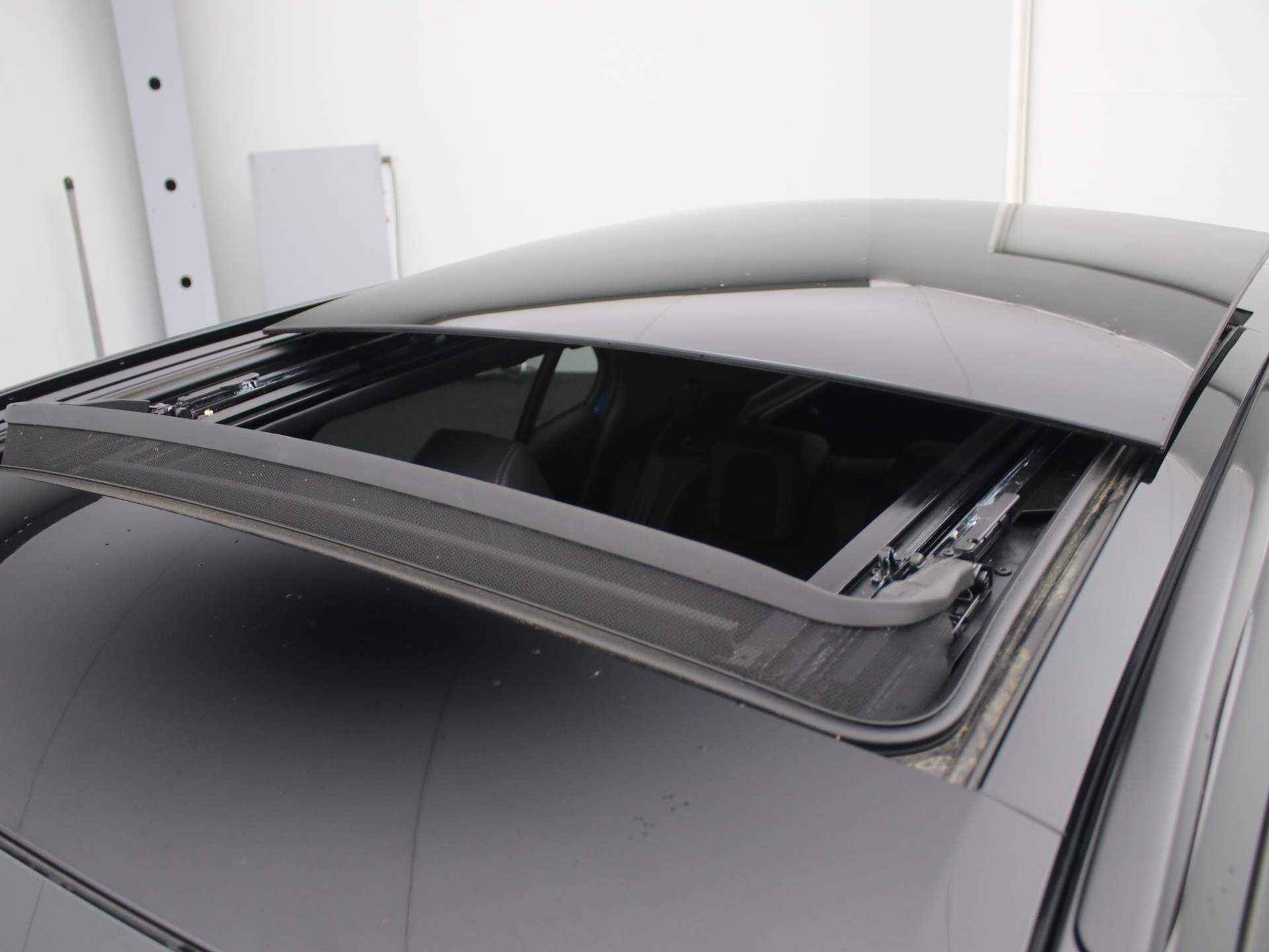 Peugeot e-2008 EV GT Pack 50 kWh | Panorama dak | Camera | Navigatie | Parkeersensoren Voor + Achter | LED | DAB | Alcantara/Leer | Virtual Dashboard | Apple/Android Carplay - 12/39