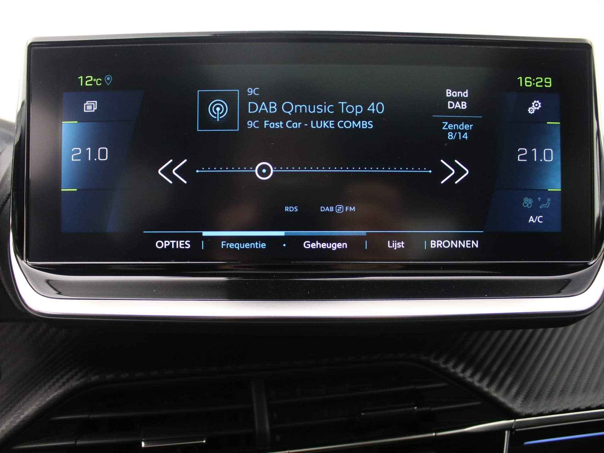 Peugeot e-2008 EV GT Pack 50 kWh | Panorama dak | Camera | Navigatie | Parkeersensoren Voor + Achter | LED | DAB | Alcantara/Leer | Virtual Dashboard | Apple/Android Carplay - 17/39