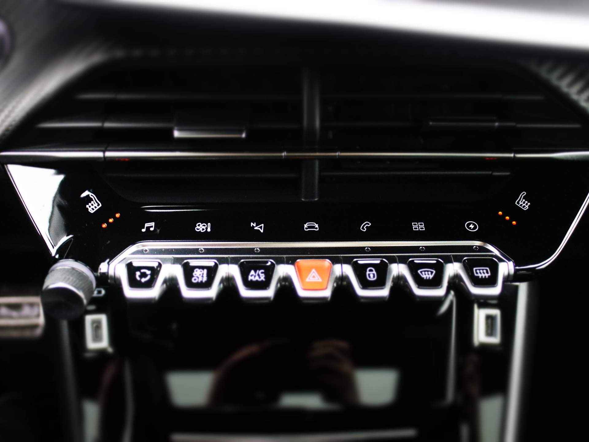 Peugeot e-2008 EV GT Pack 50 kWh | Panorama dak | Camera | Navigatie | Parkeersensoren Voor + Achter | LED | DAB | Alcantara/Leer | Virtual Dashboard | Apple/Android Carplay - 21/39