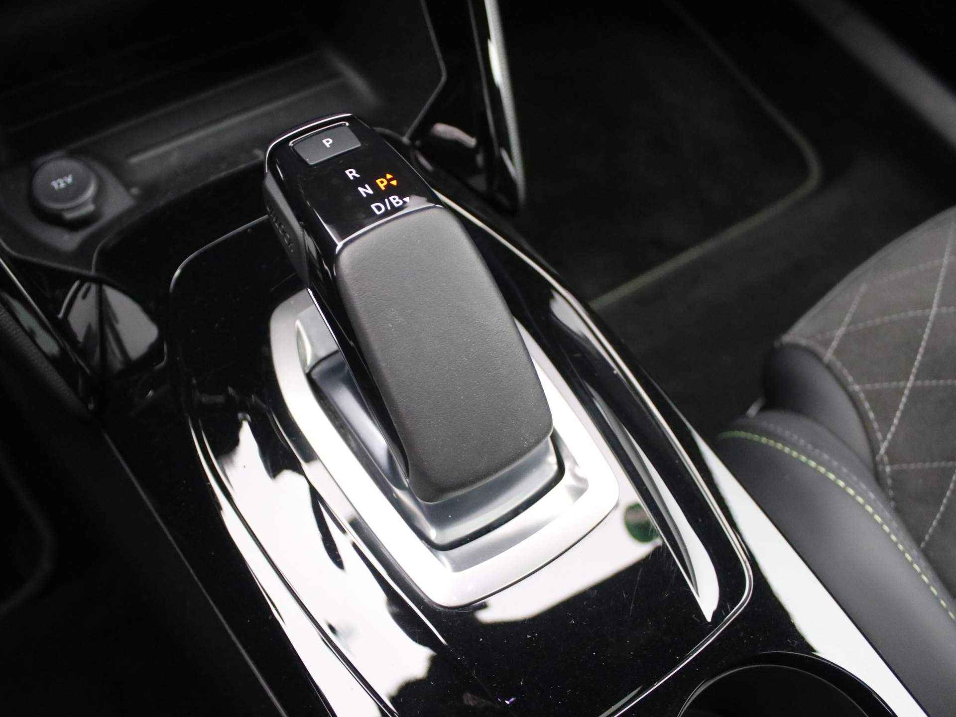 Peugeot e-2008 EV GT Pack 50 kWh | Panorama dak | Camera | Navigatie | Parkeersensoren Voor + Achter | LED | DAB | Alcantara/Leer | Virtual Dashboard | Apple/Android Carplay - 22/39