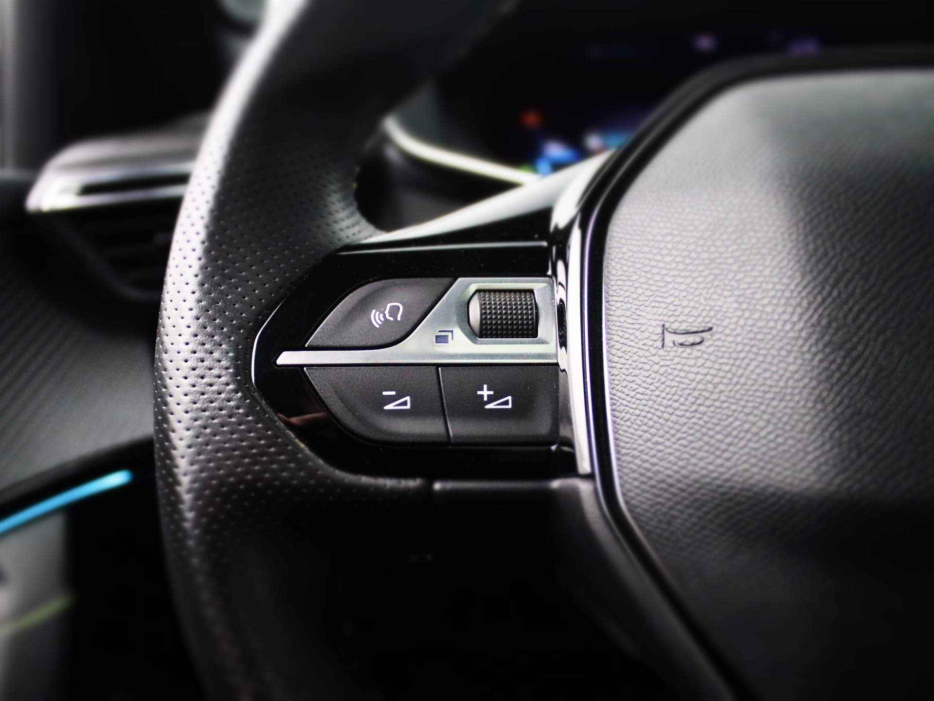 Peugeot e-2008 EV GT Pack 50 kWh | Panorama dak | Camera | Navigatie | Parkeersensoren Voor + Achter | LED | DAB | Alcantara/Leer | Virtual Dashboard | Apple/Android Carplay - 23/39