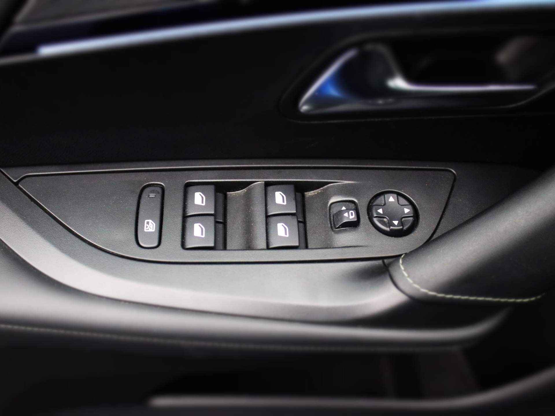 Peugeot e-2008 EV GT Pack 50 kWh | Panorama dak | Camera | Navigatie | Parkeersensoren Voor + Achter | LED | DAB | Alcantara/Leer | Virtual Dashboard | Apple/Android Carplay - 33/39