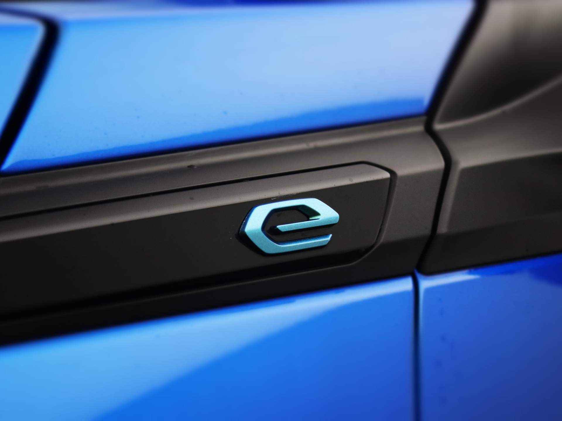 Peugeot e-2008 EV GT Pack 50 kWh | Panorama dak | Camera | Navigatie | Parkeersensoren Voor + Achter | LED | DAB | Alcantara/Leer | Virtual Dashboard | Apple/Android Carplay - 36/39