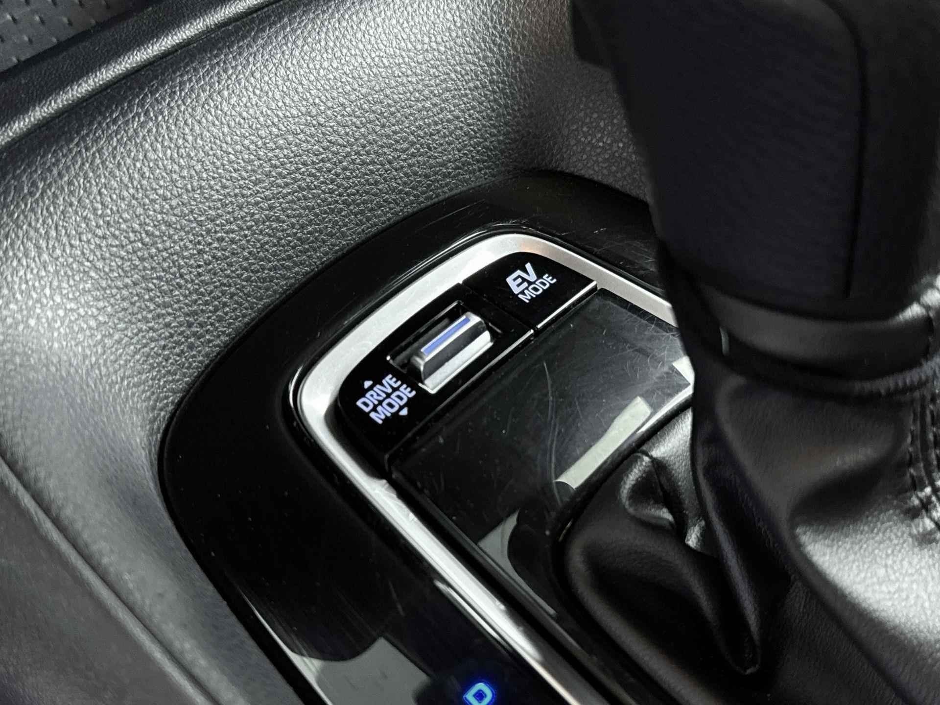 Toyota Corolla Touring Sports Hybrid Comfort 122pk Automaat | Climate Control | Camera | Adaptieve Cruise Control | Armsteun Voor | Parkeersensoren Achter - 29/33