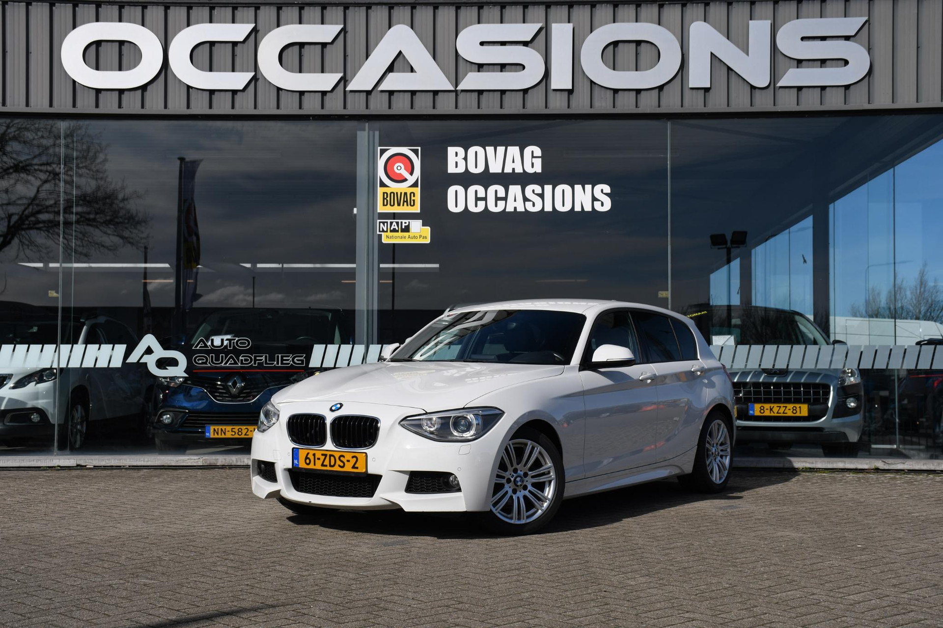 BMW 1-serie 114i Business+ NAVIGATIE/ LEDER/ LM 17/ PDC