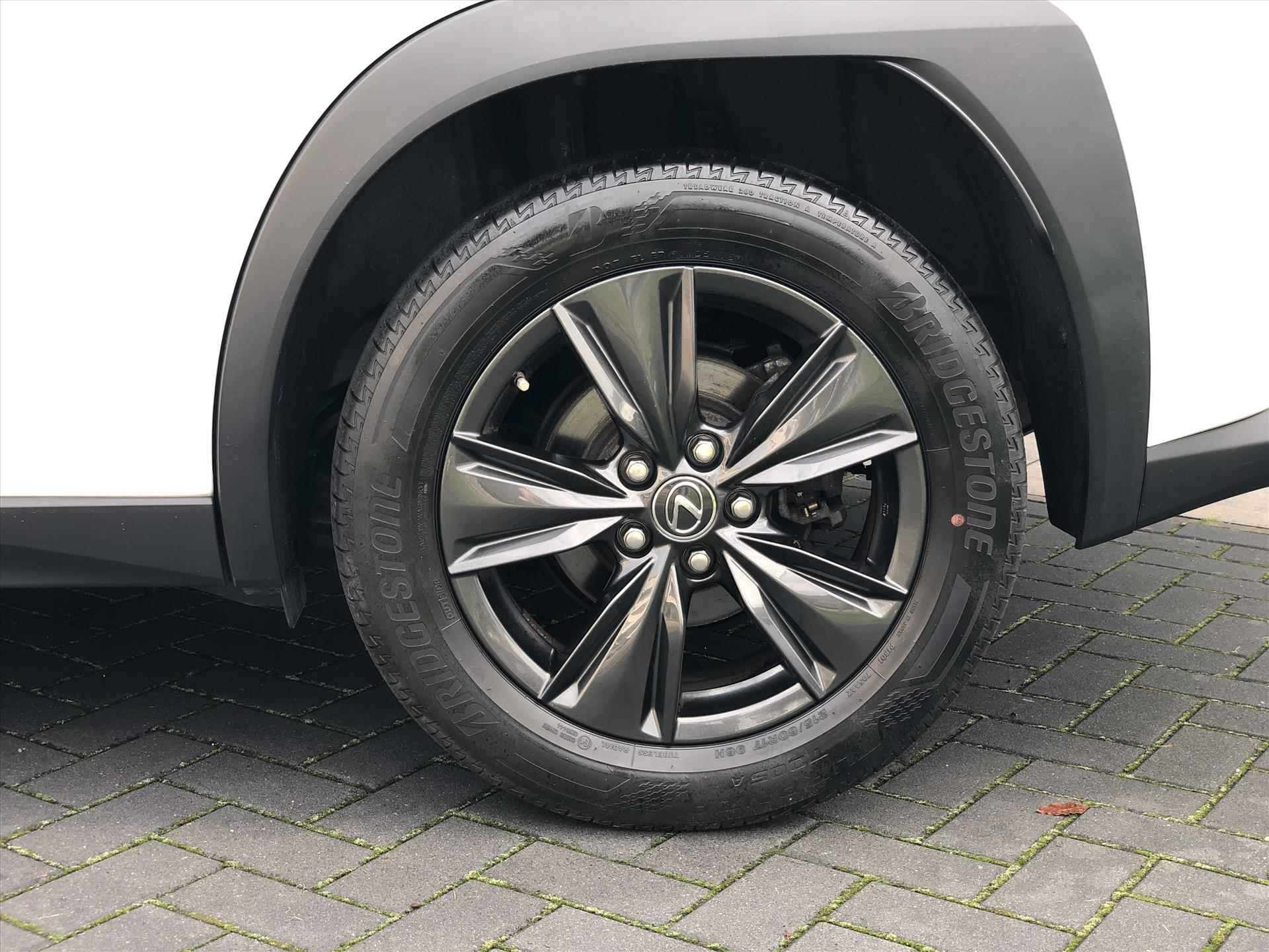 Lexus Ux 250h First Edition | Navigatie, Parkeersensoren, 17 inch, Keyless, Parkeercamera, Stoel + Stuurverwarming - 3/34