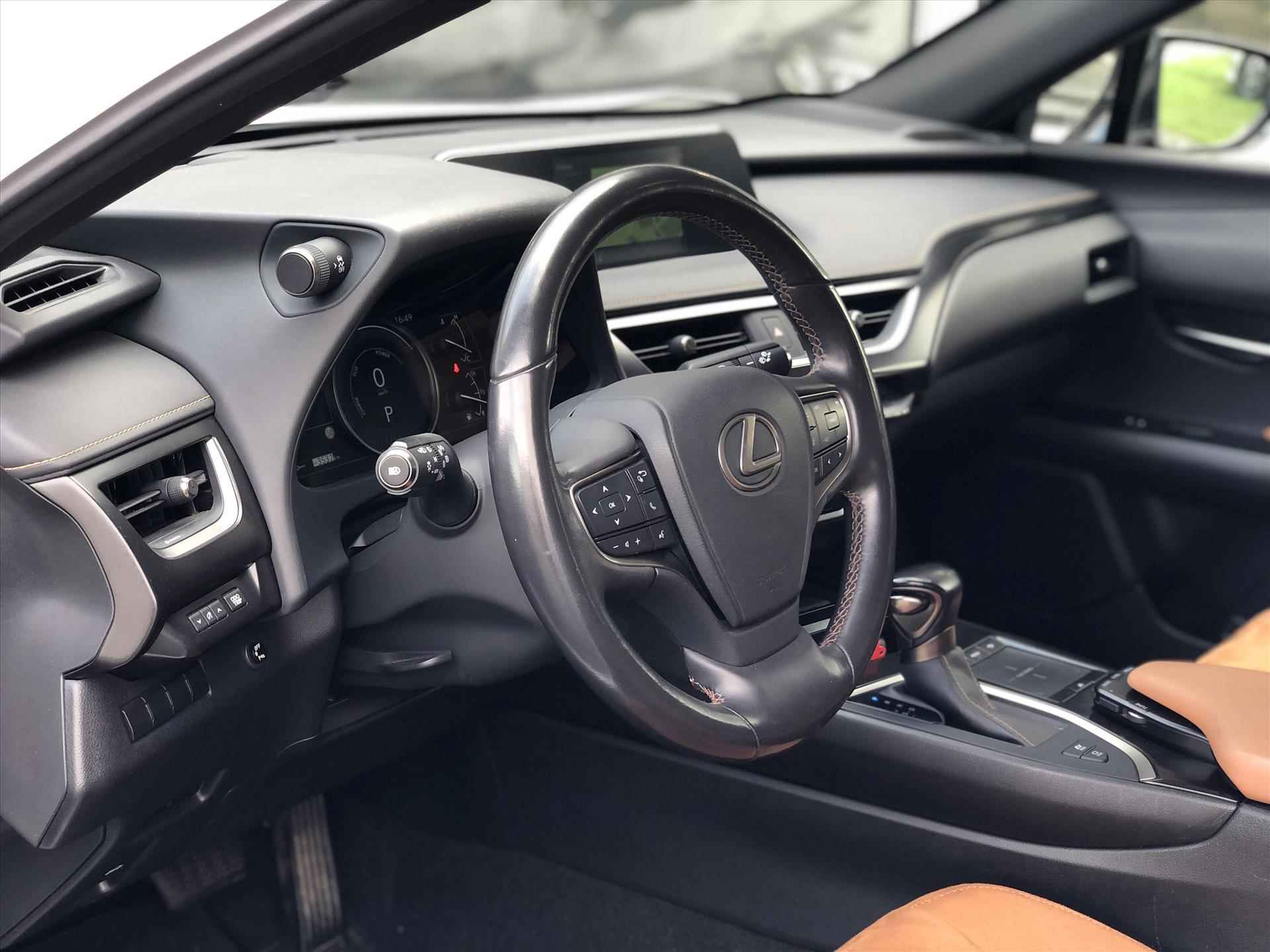 Lexus Ux 250h First Edition | Navigatie, Parkeersensoren, 17 inch, Keyless, Parkeercamera, Stoel + Stuurverwarming - 14/34