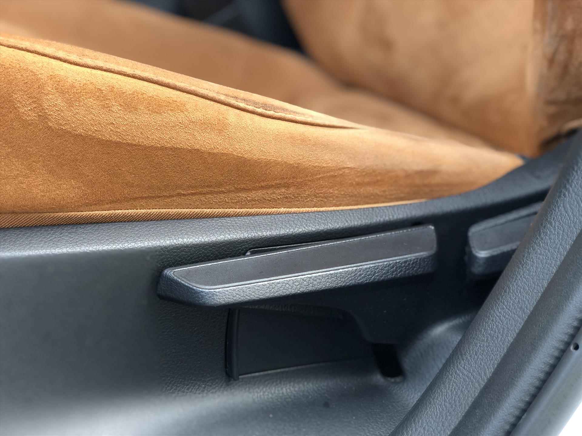 Lexus Ux 250h First Edition | Navigatie, Parkeersensoren, 17 inch, Keyless, Parkeercamera, Stoel + Stuurverwarming - 16/34