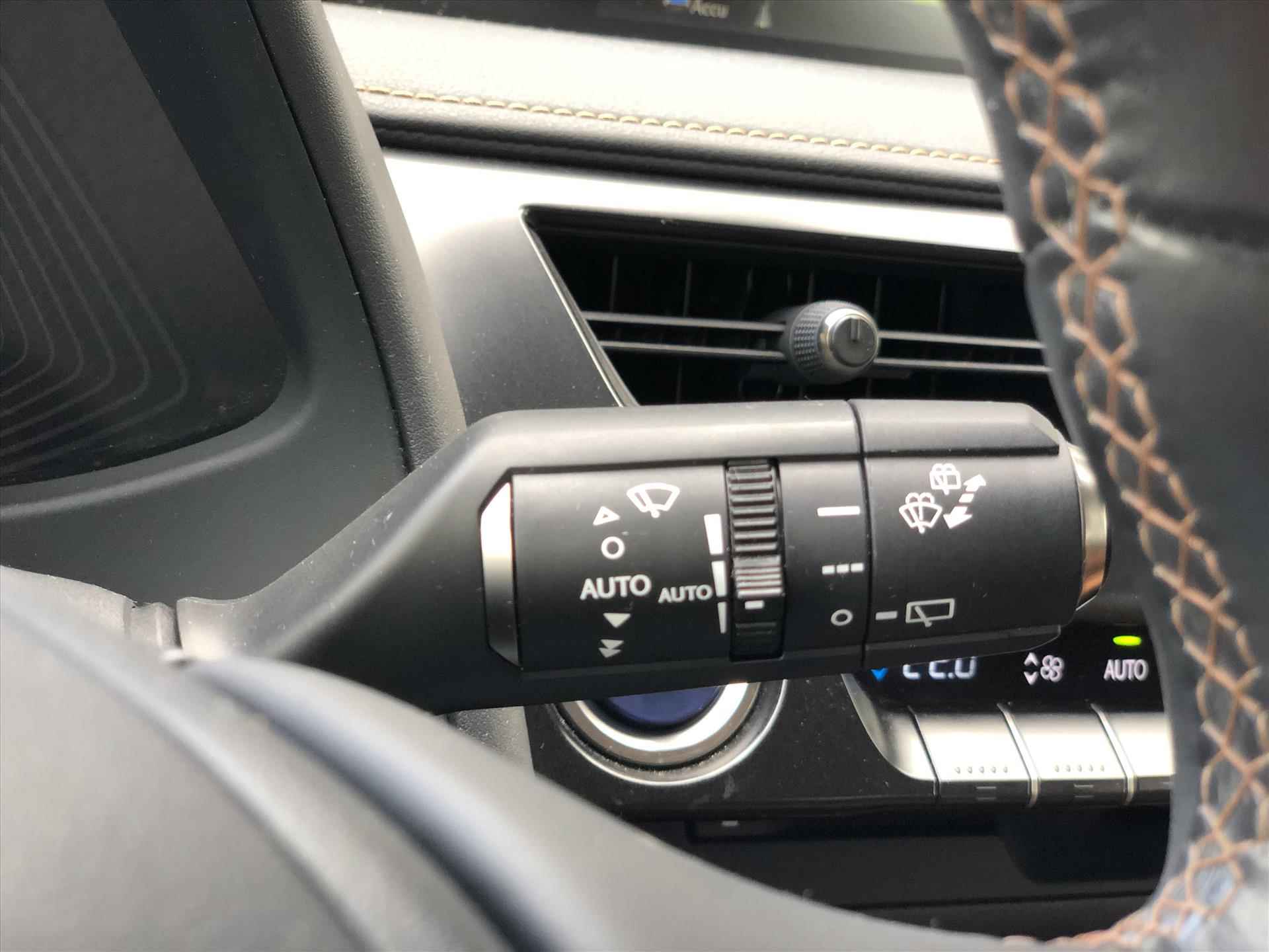Lexus Ux 250h First Edition | Navigatie, Parkeersensoren, 17 inch, Keyless, Parkeercamera, Stoel + Stuurverwarming - 24/34