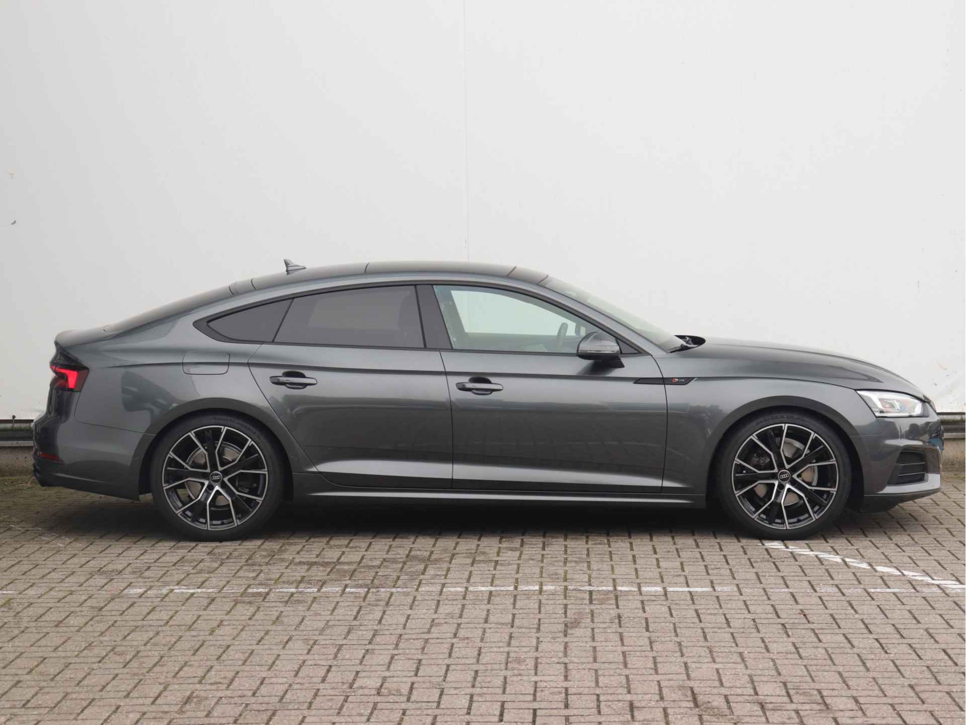 Audi A5 Sportback 40 TFSI Sport S-line black edition 190pk | Panoramadak | Stoel- en Stuurverwarming | Camera | MMI Plus | Smartphone Interface | - 2/46