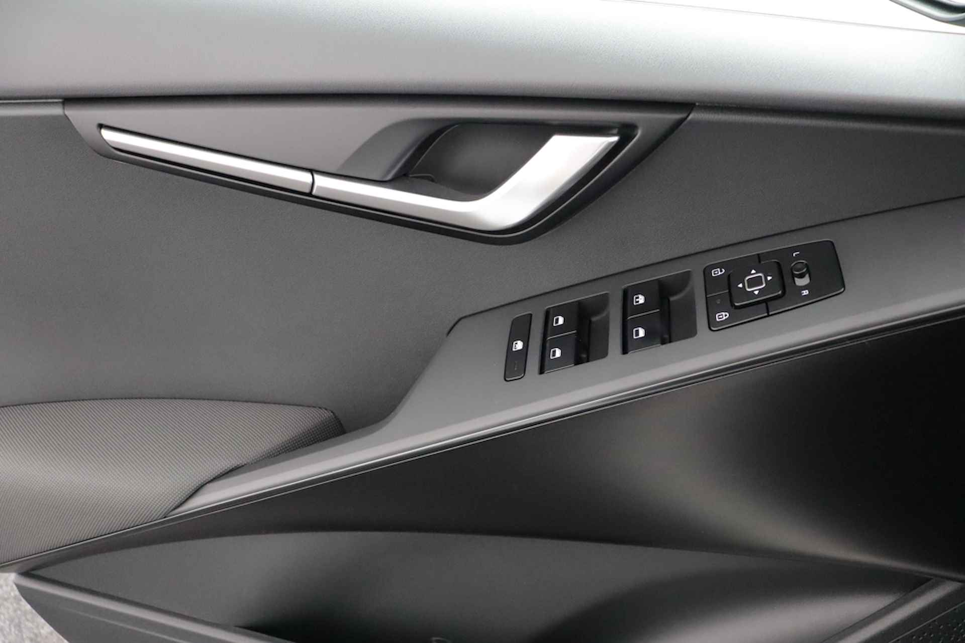Kia Niro EV Light Edition 64.8 kWh - Uit voorraad leverbaar - Navigatie - Keyless Entry & Go - Cruise Control - Fabrieksgarantie tot 06-2031 - 19/48