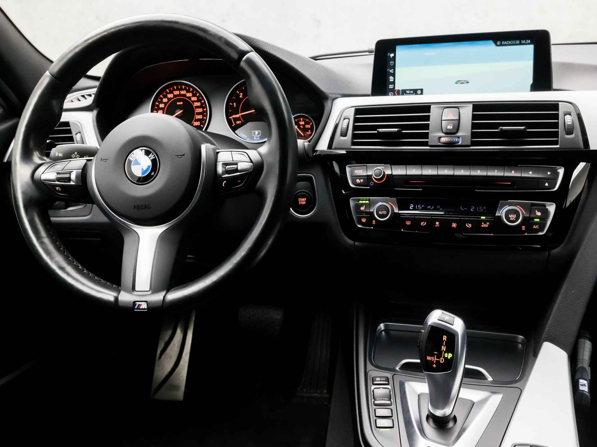 BMW 3-serie 330e High Executive M Sport 252Pk Automaat (DRAADLOOS CARPLAY, M PAKKET, GROOT NAVI, STOELVERWARMING, LEDEREN SPORTSTOELEN, HARMAN/KARDON, 360 CAMERA, GETINT GLAS, NIEUWSTAAT) - 7/33