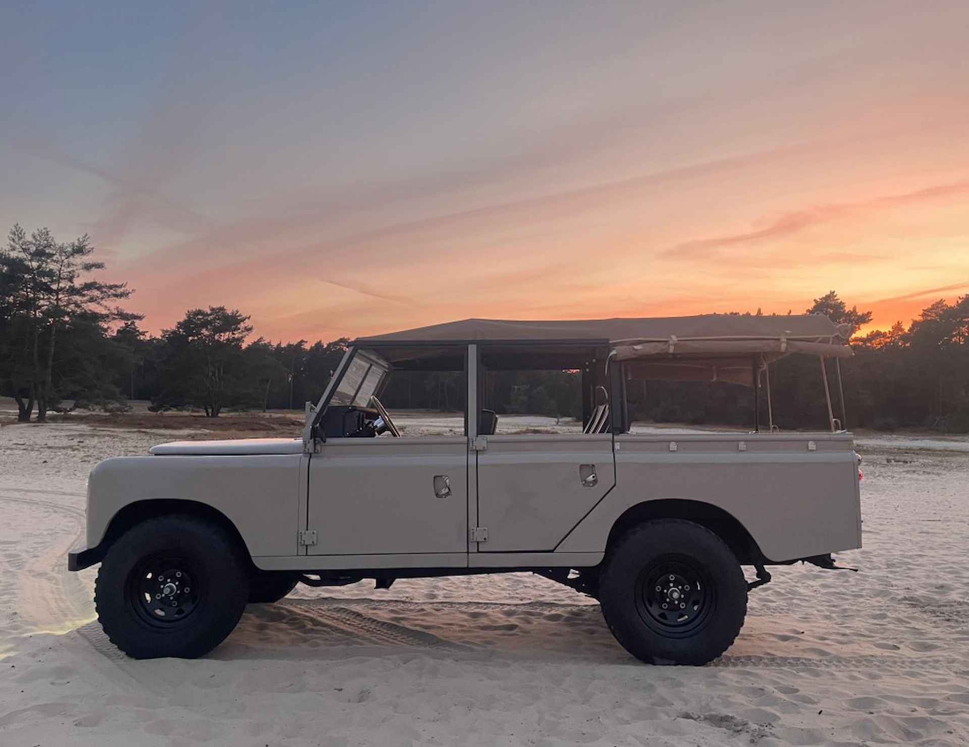 LAND ROVER 109 Zeer mooie Series 3 109 softtop - 32/33