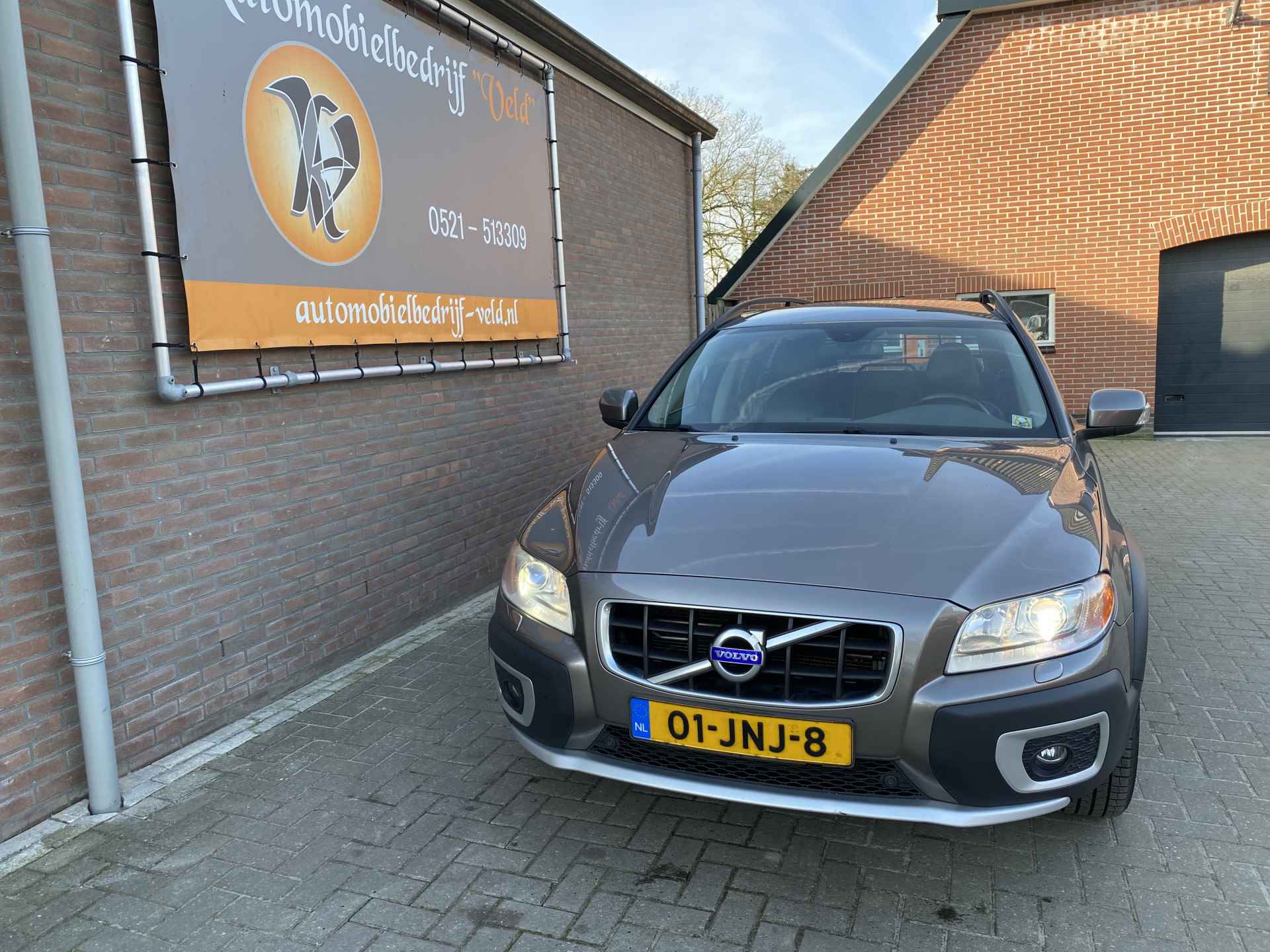 Volvo XC70 2.4 D5 AWD Momentum - 2/44